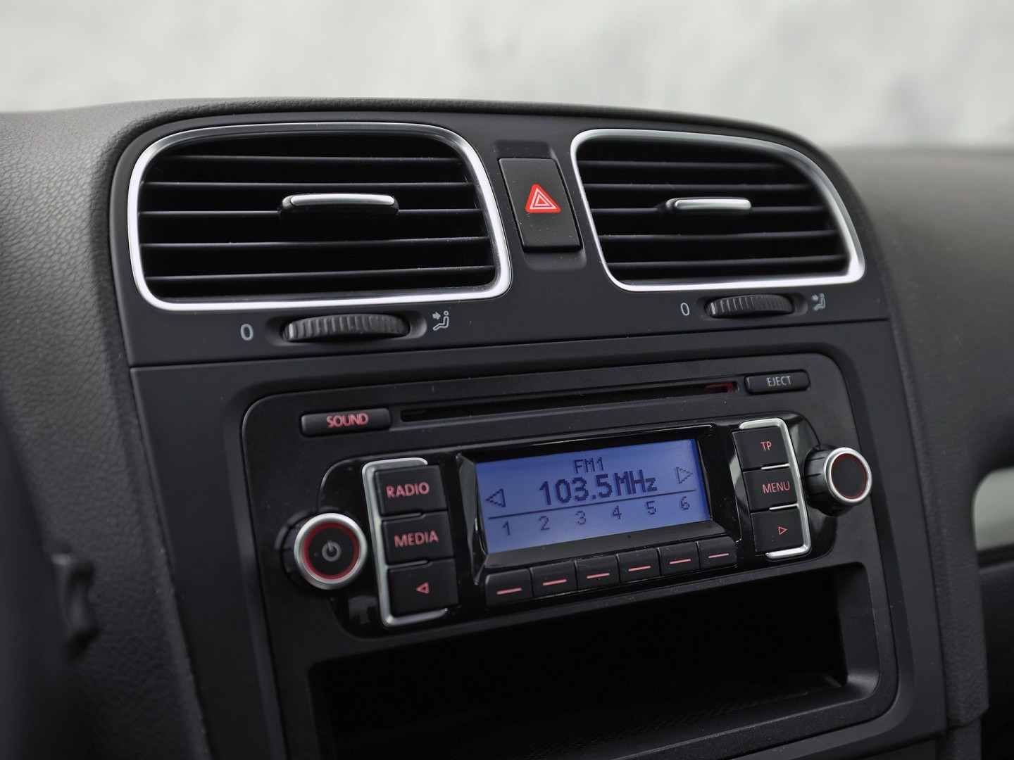 Volkswagen Golf 1.4 Sportline (CLIMATE, GETINT GLAS, LM VELGEN, SPORTSTOELEN, ARMSTEUN, NIEUWE APK, NIEUWSTAAT)