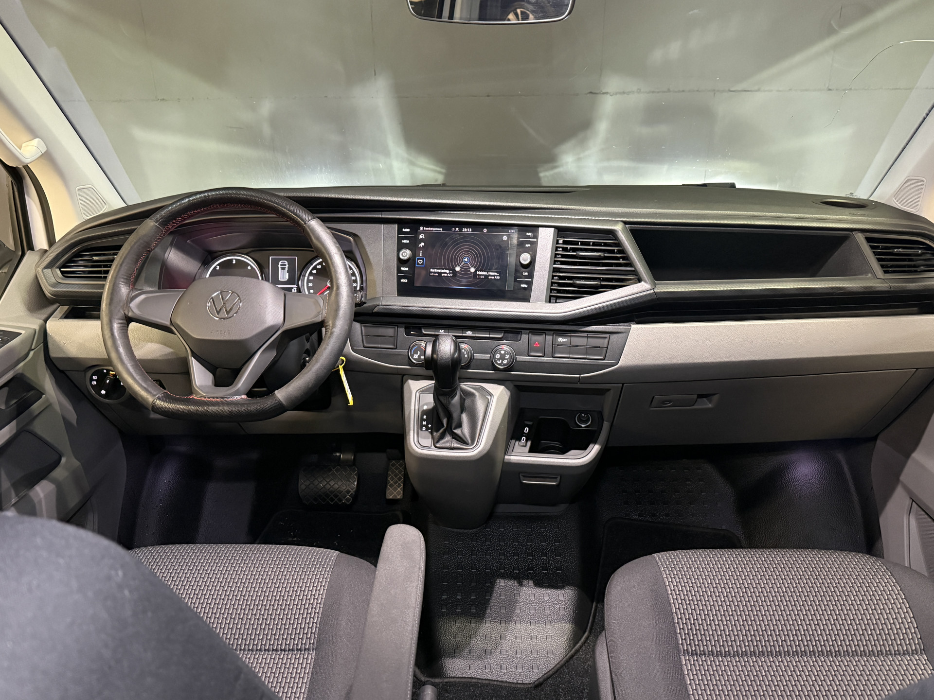Volkswagen Transporter 2.0 TDI L2H1 30 DC Highline | Origineel NL | Apple carplay  | Camera | Trekhaak |