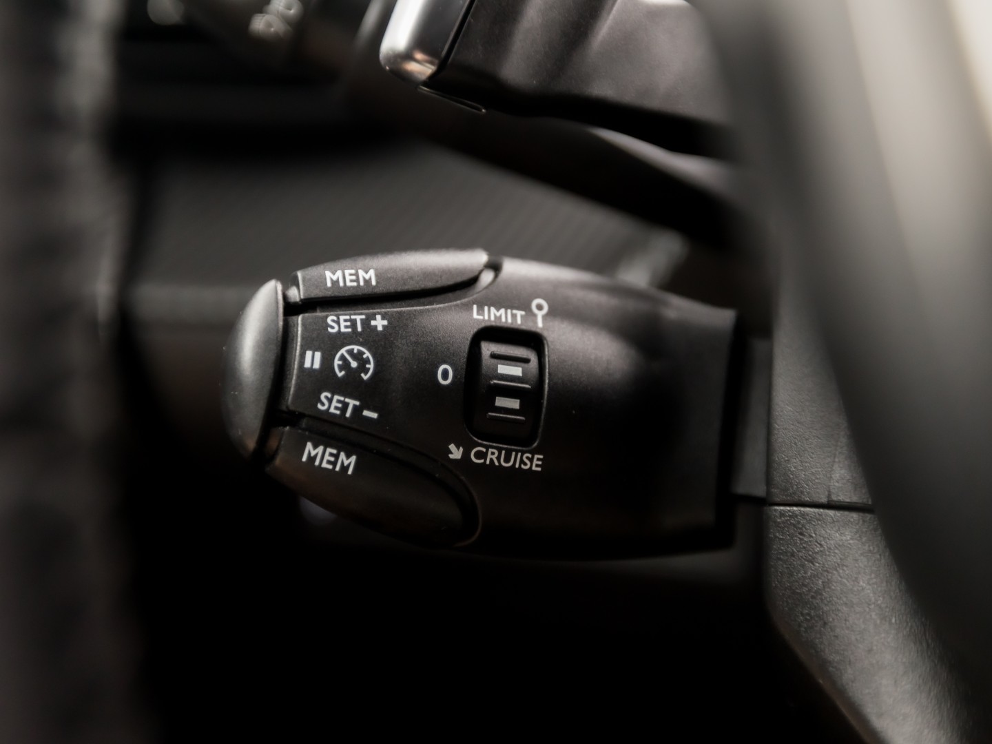 Peugeot 2008 1.2 PureTech Sport 131Pk Automaat (APPLE CARPLAY, GROOT NAVI, LM VELGEN, SPORTSTOELEN, PARKEERSENSOREN, LANE ASSIST, NIEUWSTAAT)