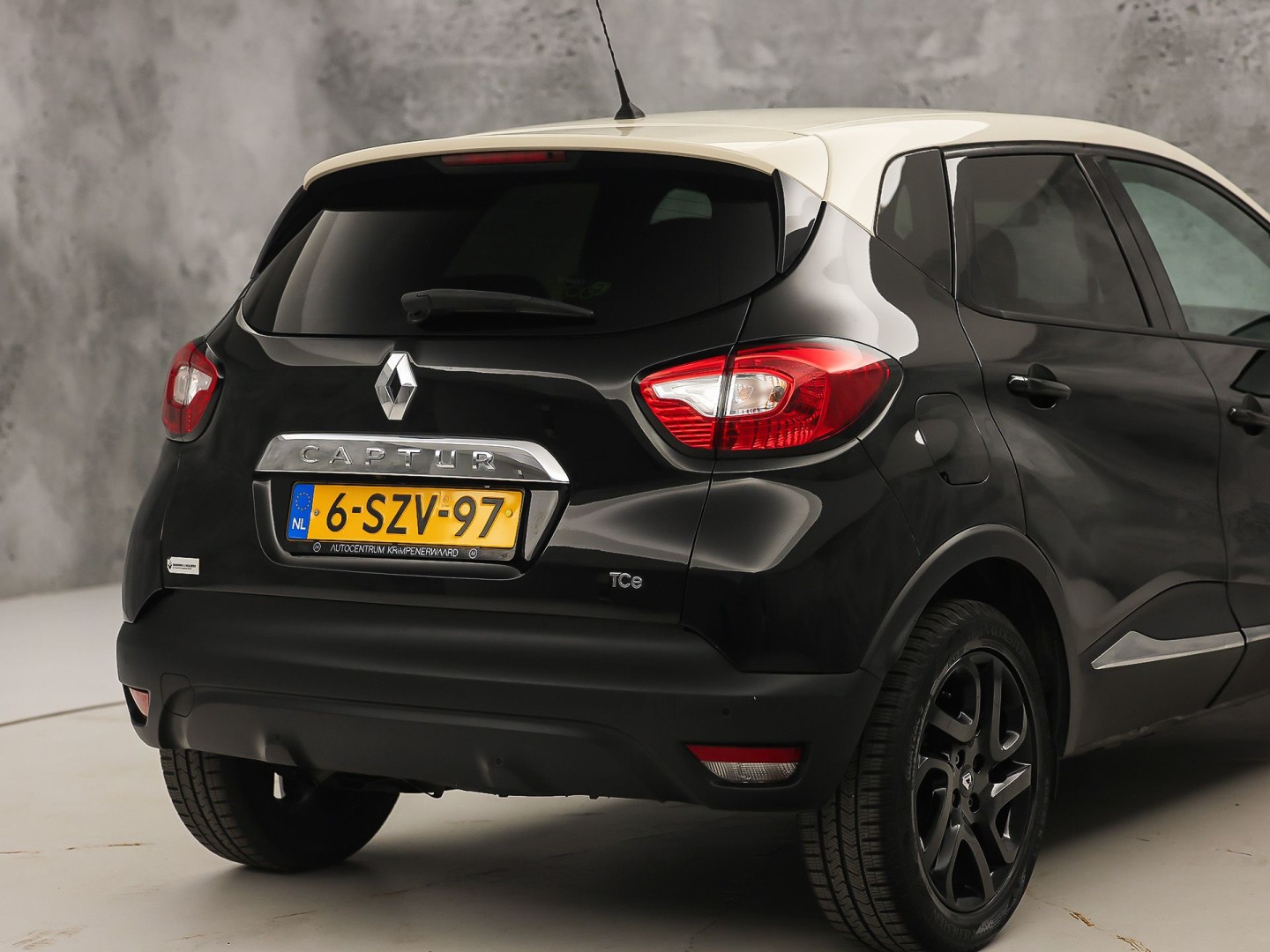 Renault Captur 0.9 TCe Dynamique Black Pack Automaat (NAP, NAVIGATIE, CLIMATE, GETINT GLAS, CAMERA, SPORTSTOELEN, CRUISE, ELEK PAKKET, NIEUWSTAAT)