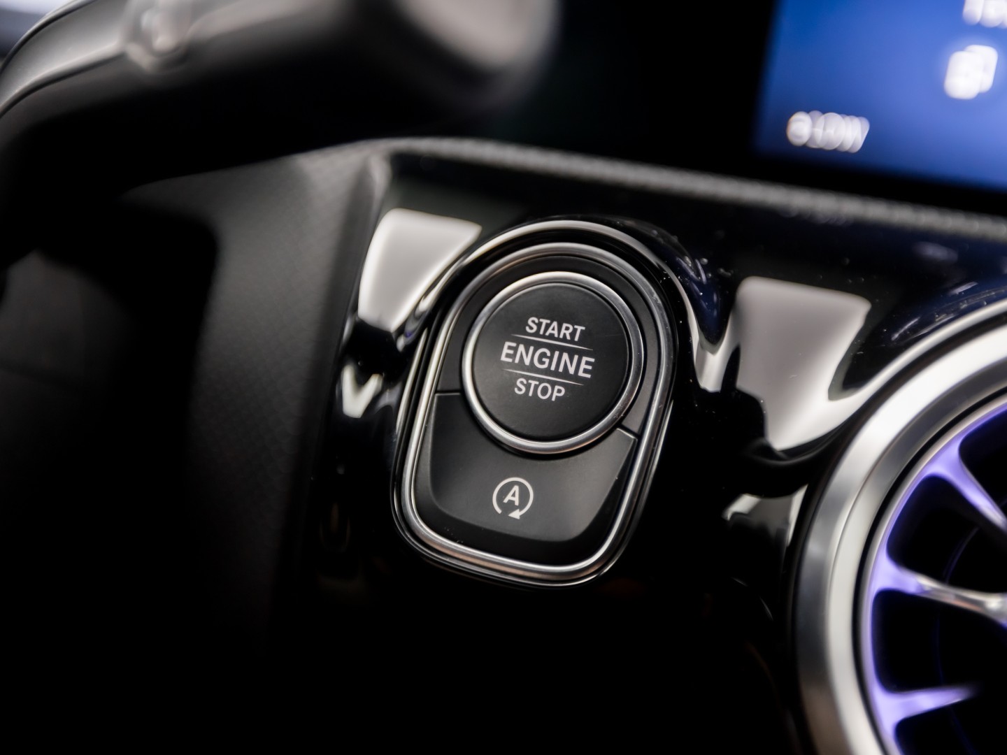 Mercedes-Benz A-Klasse 180 AMG Line Automaat (FABRIEKSGARANTIE, APPLE CARPLAY, GROOT NAVI, SFEERVERLICHTING, CAMERA, KUIPSTOELEN, STOELVERWARMING, GETINT GLAS, NIEUWSTAAT)