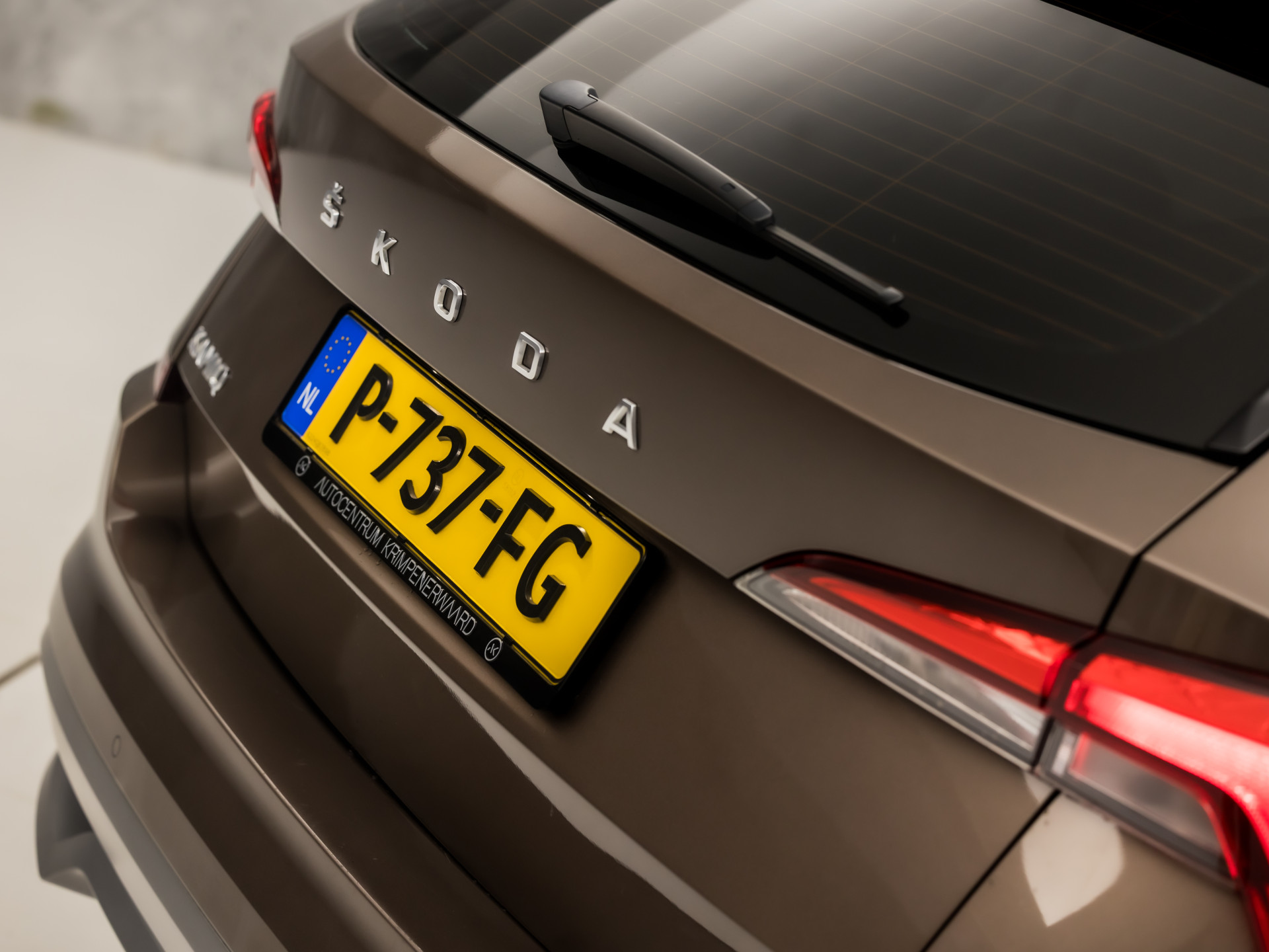 Škoda Kamiq 1.0 TSI Ambition Sport Automaat (APPLE CARPLAY, GROOT NAVI, CLIMATE, GETINT GLAS, STOELVERWARMING, SPORTSTOELEN, PARKEERSENSOREN, GETINT GLAS, NIEUWSTAAT)