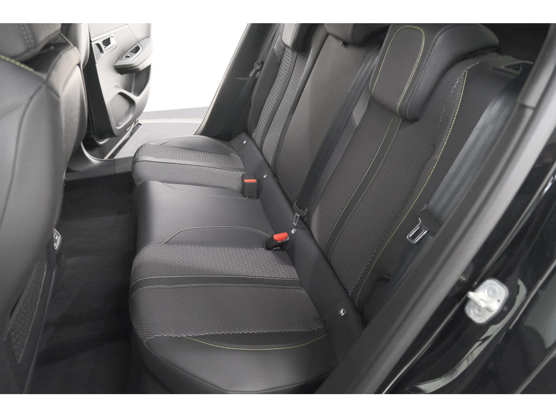 Peugeot 2008 PureTech 130 EAT8 GT | Camera | Apple Carplay | Parkeersensoren | 17 Inch Lichtmetalen Velgen