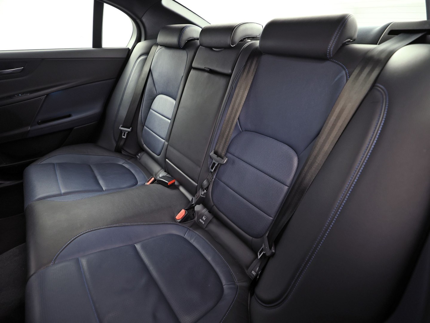 Jaguar XE 2.0 Portfolio 241Pk Automaat (NAVIGATIE, MERIDIAN AUDIO, LEDER, ELEK SPORTSTOELEN, LANE ASSIST, STUURWIEL VERWARMD, ZWART HEMEL, NIEUWSTAAT)