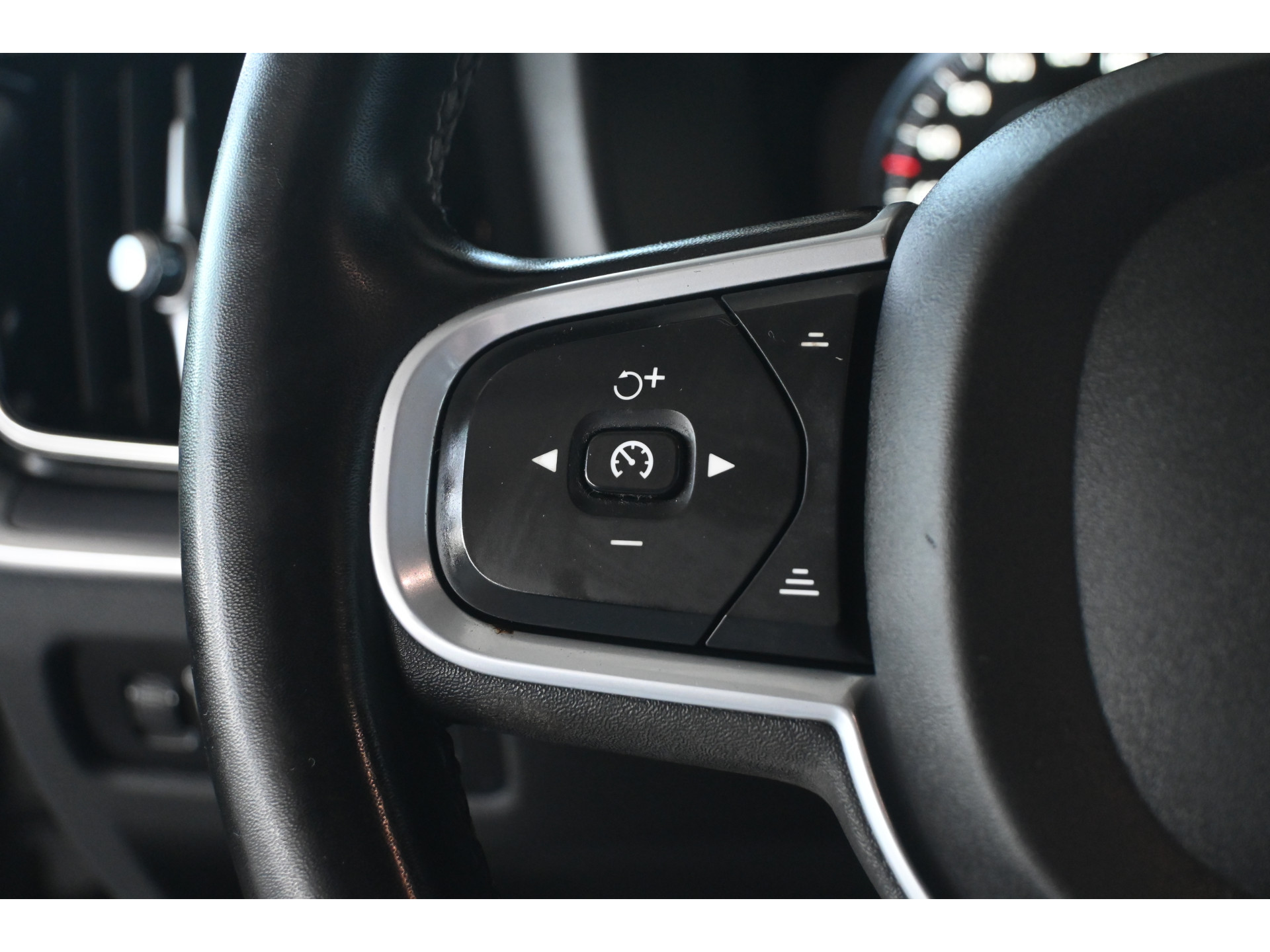 Volvo V60 2.0 B3 Momentum Advantage Automaat Navigatie Stuur/Stoelverwarming Inruil Mogelijk!