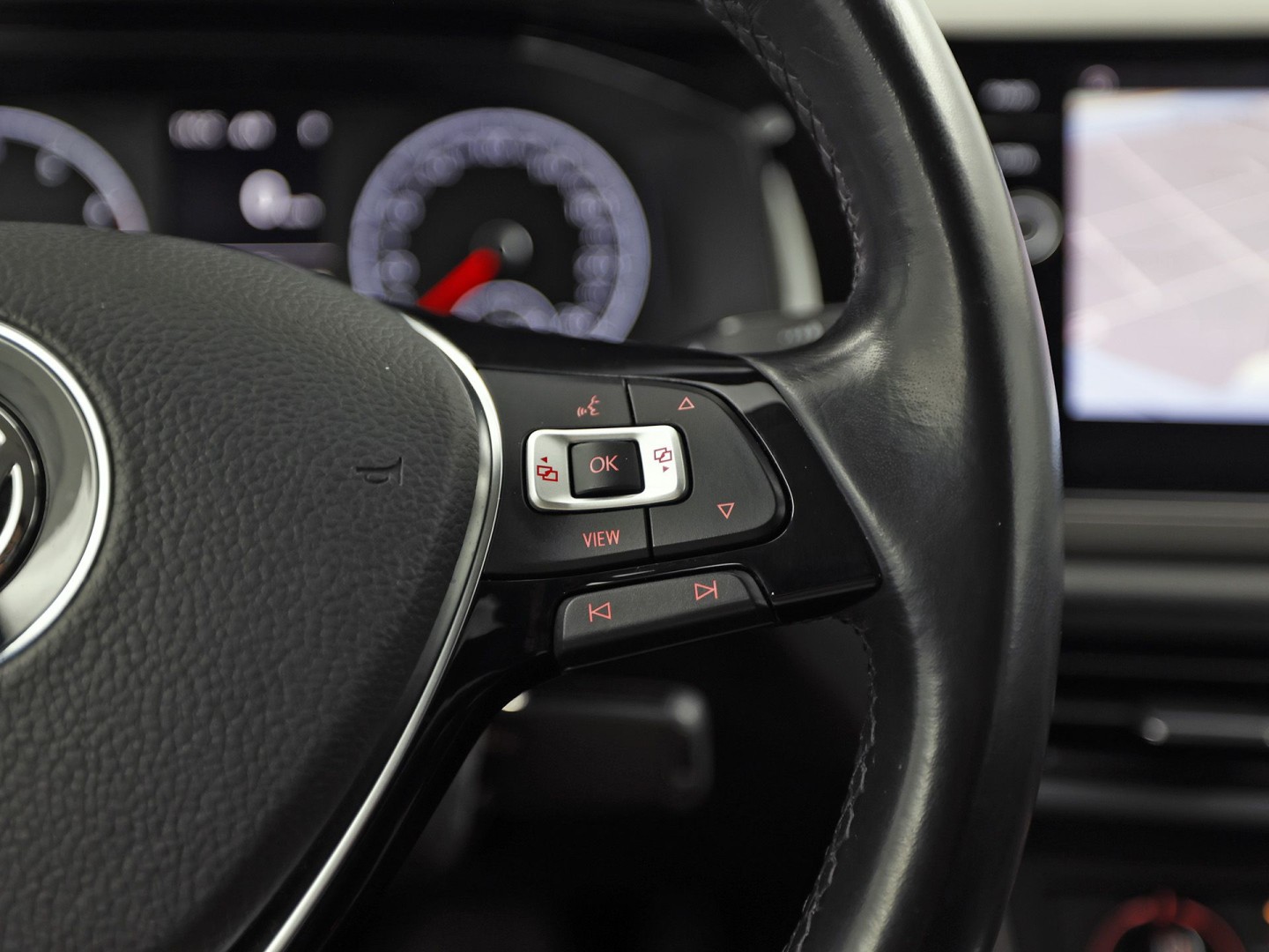Volkswagen Polo 1.0 TSI Sportline Automaat (APPLE CARPLAY, GROOT NAVI, GETINT GLAS, ADAPTIVE CRUISE, SPORTSTOELEN, PARKEERSENSOREN, NIEUWE APK, NIEUWSTAAT)