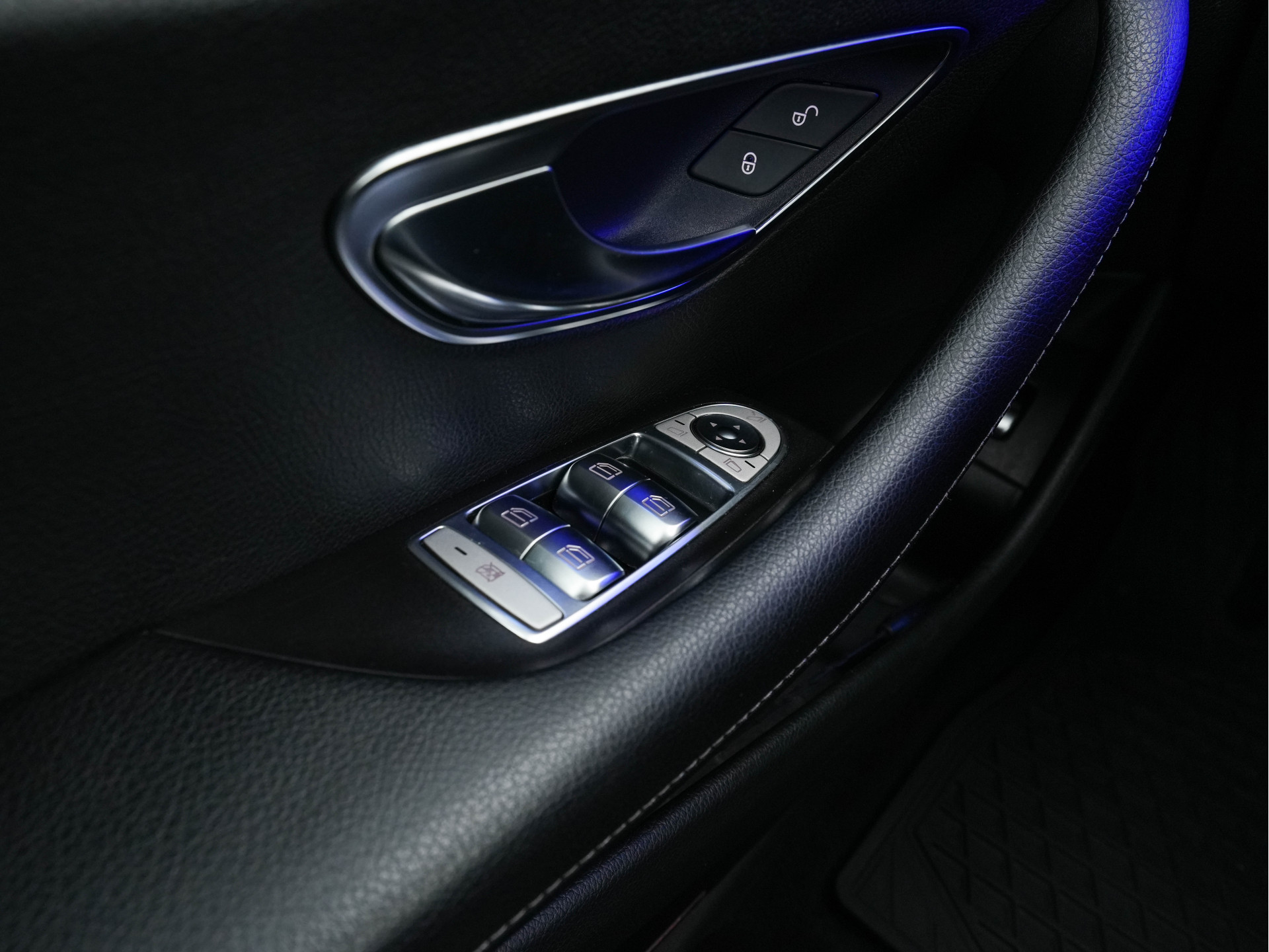 Mercedes-Benz E-klasse Estate 300 de Business Solution Luxury Plug-In (INCL-BTW) Aut. *DIGI-COCKPIT | MULTIBEAM-LED | LUXURY-LEATHER | TOP-VIEW | KEYLESS | DAB | NAVI-FULLMAP | CRUISE | SHIFT-PADDLES | AMBIENT-LIGHT | HEATED-SPORTSEATS | 18"ALU*