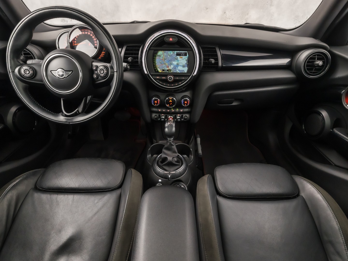 MINI 5-deurs 1.5 Cooper Chili Sport Automaat 136Pk (PANORAMADAK, 1e EIGENAAR, DEALER ONDERHOUDEN, 5 DEURS, NAVIGATIE, LEDER, SPORTSTOELEN, GETINT GLAS, PARKEERSENSOREN, NIEUWSTAAT)