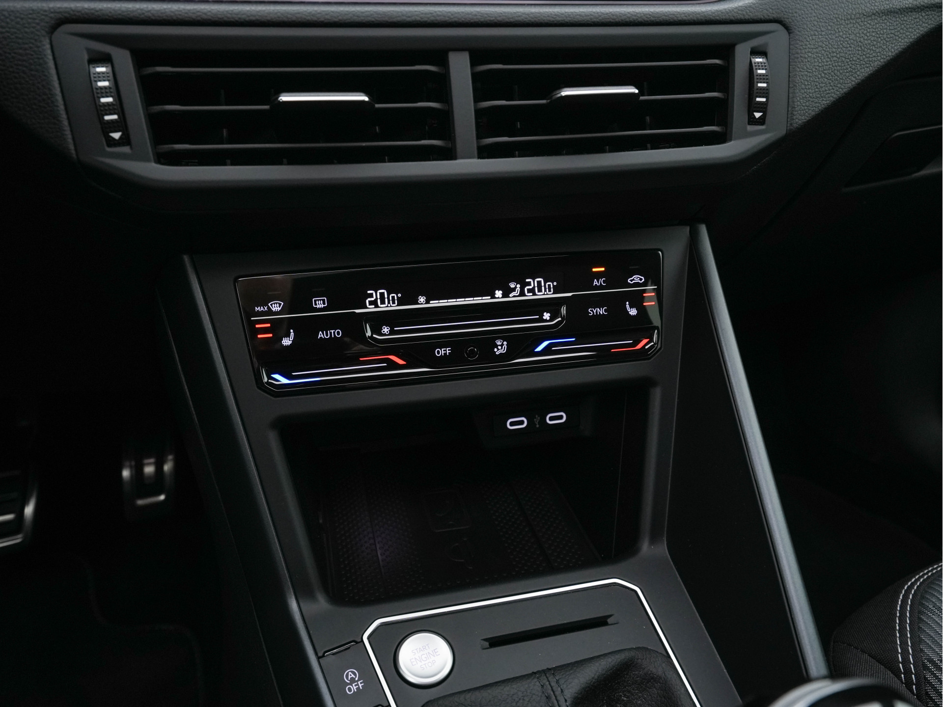 Volkswagen Taigo 1.5 TSI R-Line Aut. *PANO | ADAPTIVE-CRUISE | FULL-LED | BLINDSPOT | HEATED-SPORTSEATS | DIGI-COCKPIT | PRIVACY-GLASS | SHIFT-PADDLES | CAMERA | KEYLESS | NAVI-FULLMAP | ECC | PDC | 18''ALU*