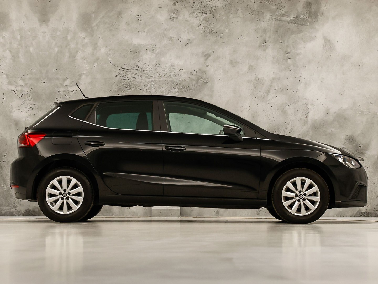 SEAT Ibiza 1.0 TSI Sport (GROOT NAVI, APPLE CARPLAY, GETINT GLAS, CAMERA, CRUISE, LM VELGEN, NIEUWE APK, NIEUWSTAAT)