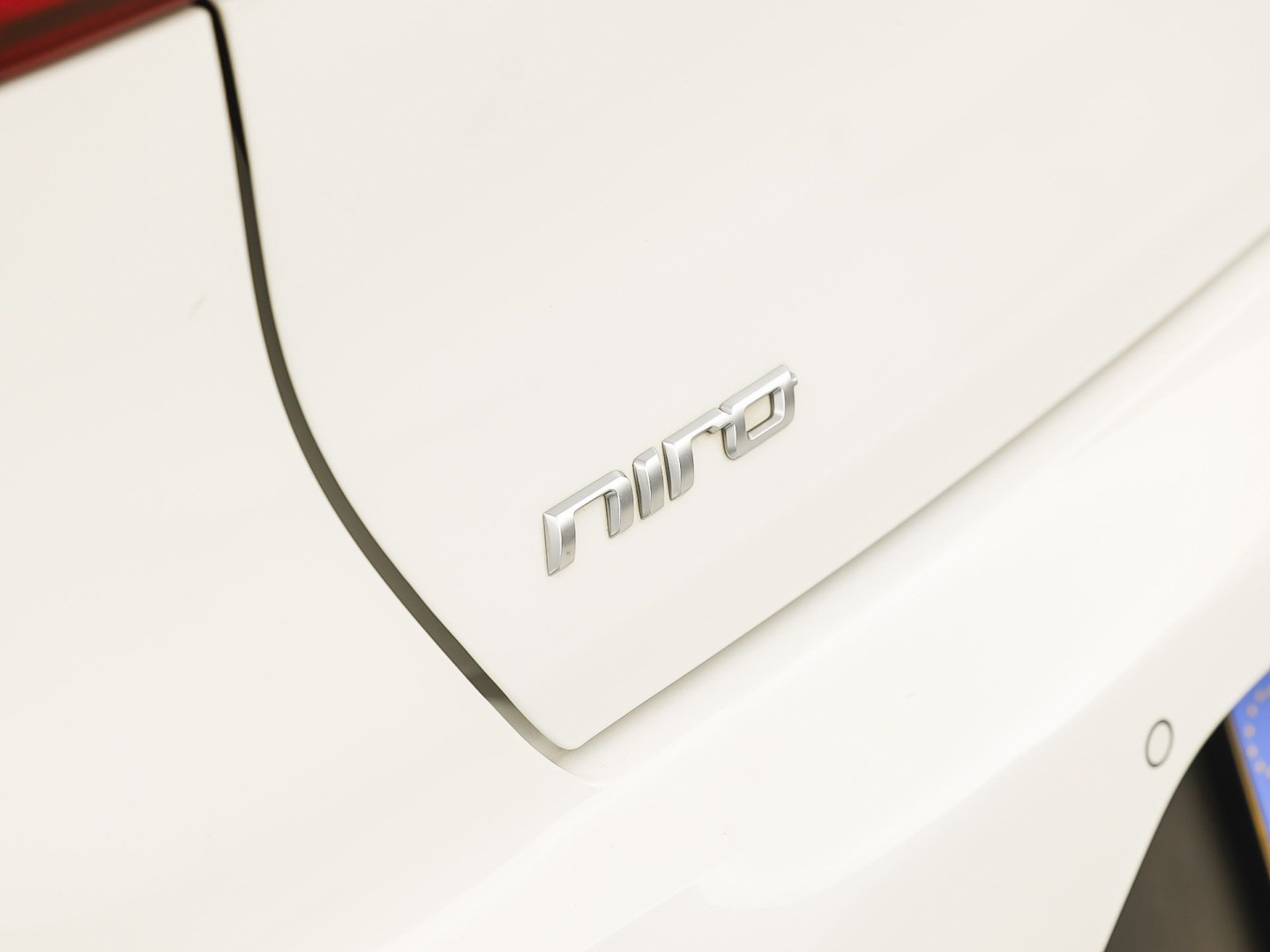 Kia Niro 1.6 GDi PHEV DynamicLine 141Pk Automaat (1e EIGENAAR, APPLE CARPLAY, GROOT NAVI, CAMERA, TREKHAAK, SPORTSTOELEN, ADAPTIVE CRUISE, GETINT GLAS, LEDER, NIEUWSTAAT)