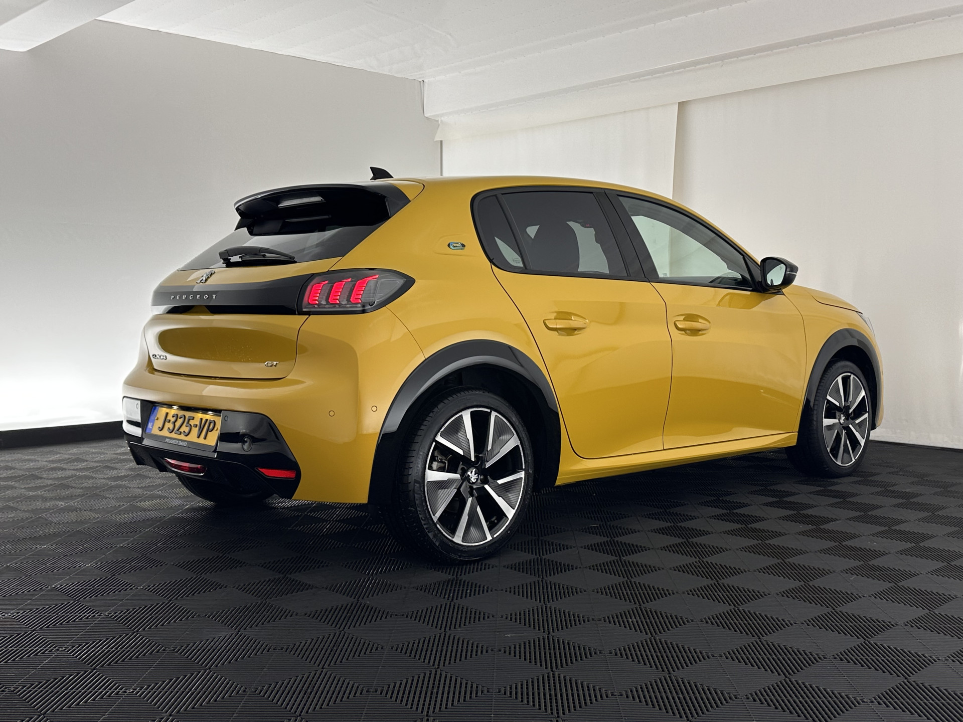 Peugeot e-208 EV GT 350 50 kWh [ 3-Fase ] {SOH-88%} (INCL-BTW) *HEATPUMP | LEATHER-ALCANTARA | FULL-LED | DIGI-COCKPIT | BLINDSPOT | CAMERA | AMBIENT-LIGHT | NAVI-FULLMAP | LANE-ASSIST | KEYLESS | DAB | PRIVACY-GLASS | HEATED-SPORTSEATS | ...