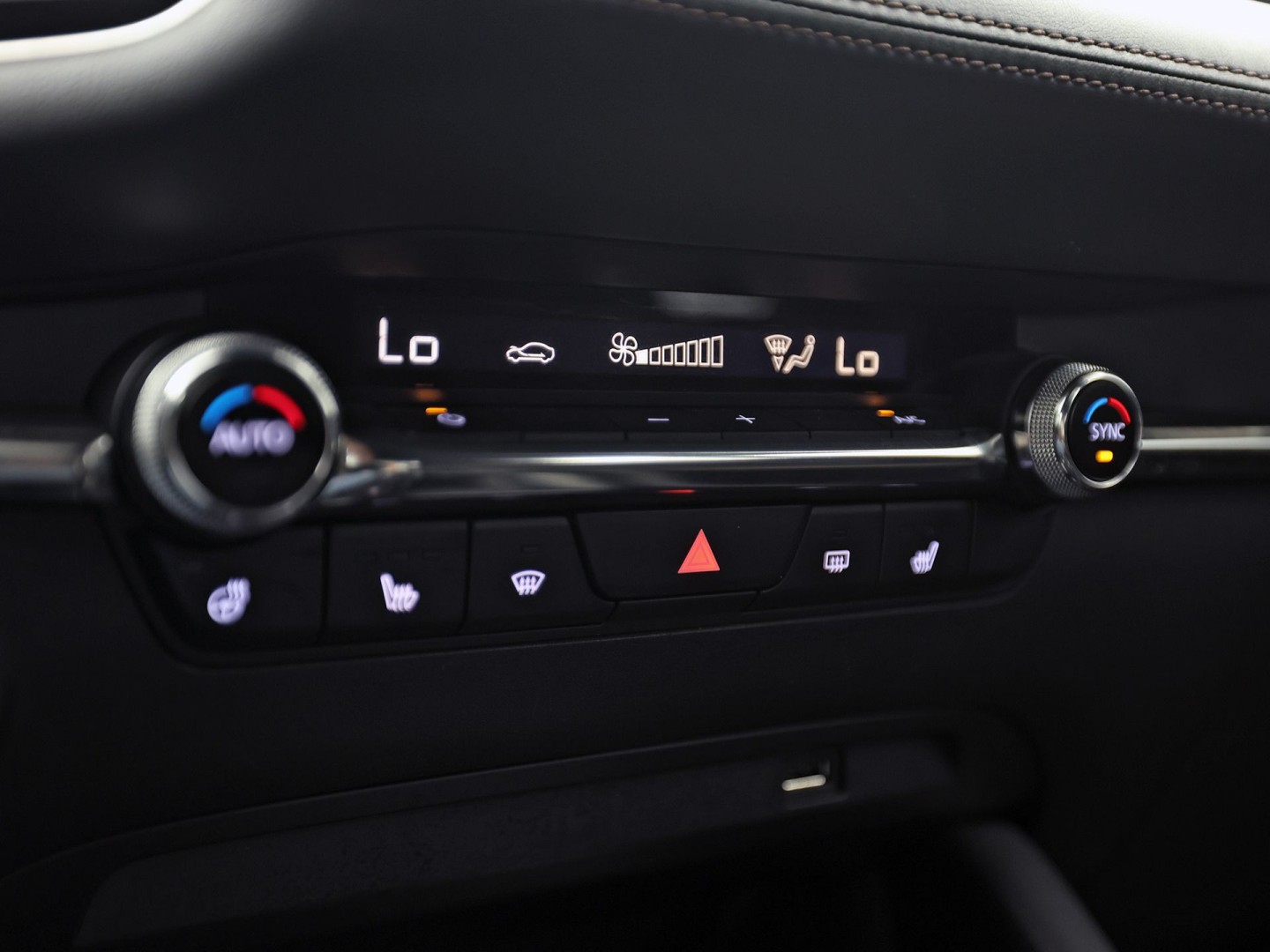 Mazda 3 2.0 e-SkyActiv-G M Hybrid 122 Automaat (GROOT NAVI, CLIMATE, STUUR/STOELVERWARMING, BOSE AUDIO, CAMERA, SPORTSTOELEN, ADAPTIVE CRUISE, HEAD-UP DISPLAY, NIEUWSTAAT)