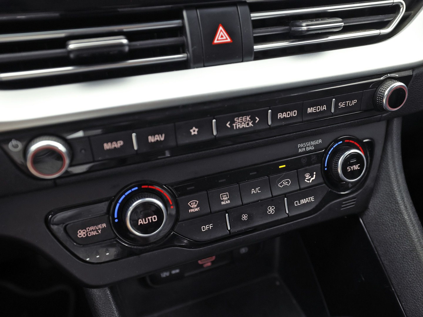 Kia Niro 1.6 GDi PHEV DynamicLine 141Pk Automaat (1e EIGENAAR, APPLE CARPLAY, GROOT NAVI, CAMERA, TREKHAAK, SPORTSTOELEN, ADAPTIVE CRUISE, GETINT GLAS, LEDER, NIEUWSTAAT)