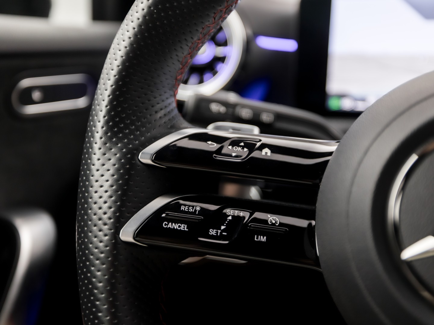 Mercedes-Benz A-Klasse 180 AMG Line Automaat (FABRIEKSGARANTIE, APPLE CARPLAY, GROOT NAVI, SFEERVERLICHTING, CAMERA, KUIPSTOELEN, STOELVERWARMING, GETINT GLAS, NIEUWSTAAT)