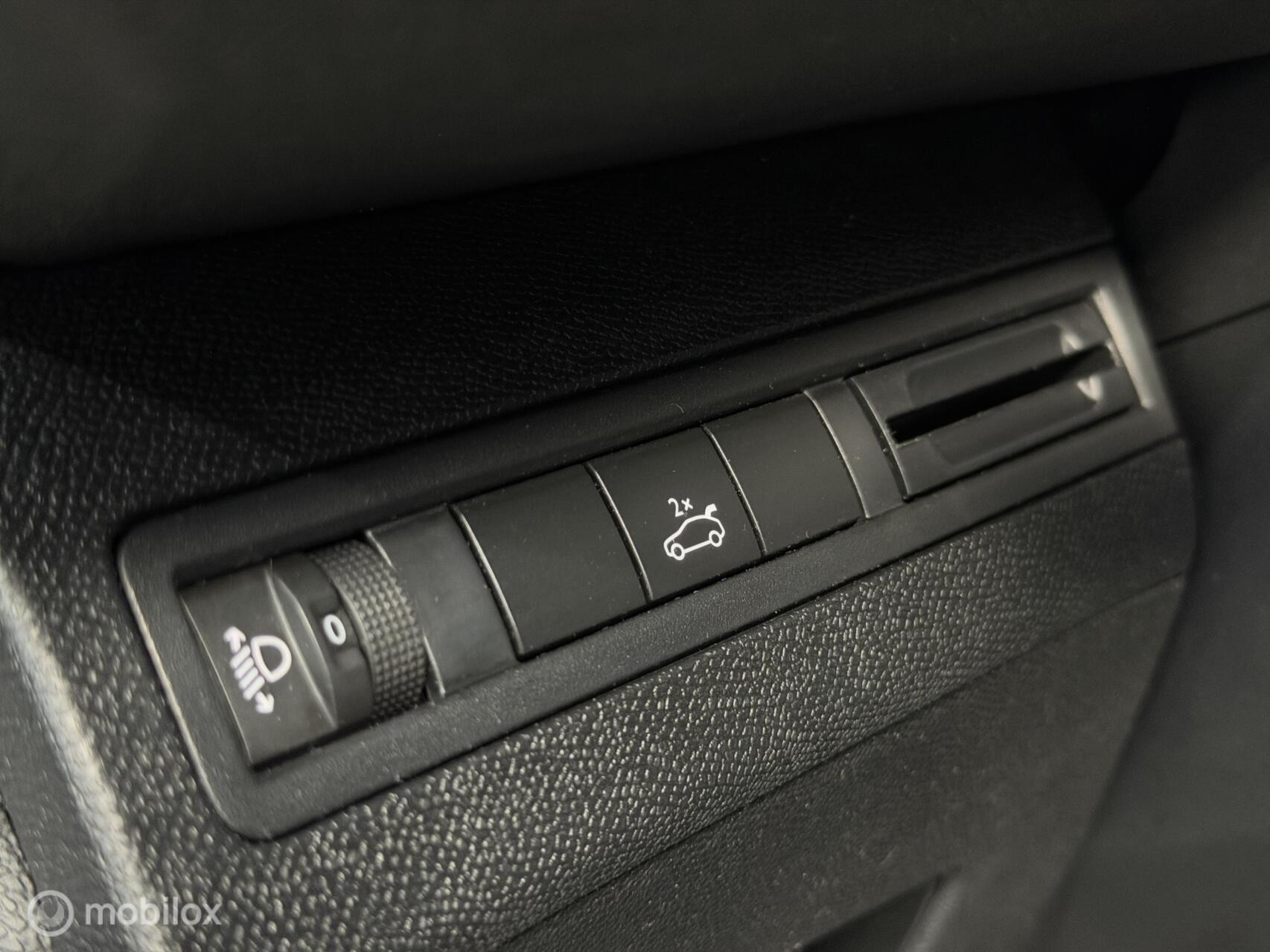 Peugeot 3008 1.2 PureTech Active|Automaat|CarPlay|Camera|Trekhaak|NAP