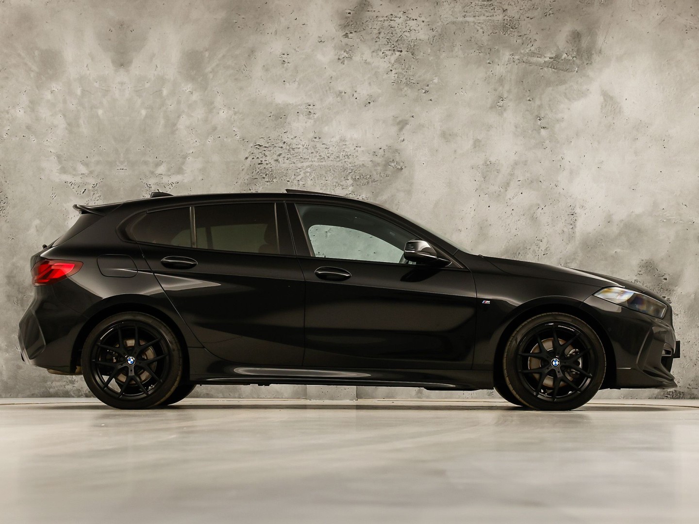BMW 1 Serie 118i M Sport Automaat (PANORAMADAK, M PAKKET, DEALER ONDERHOUDEN, STUUR/STOELVERWARMING, CAMERA, BRUIN LEDER, SPOILER, BLACK PACK, SFEERVERLICHTING, NIEUWSTAAT)