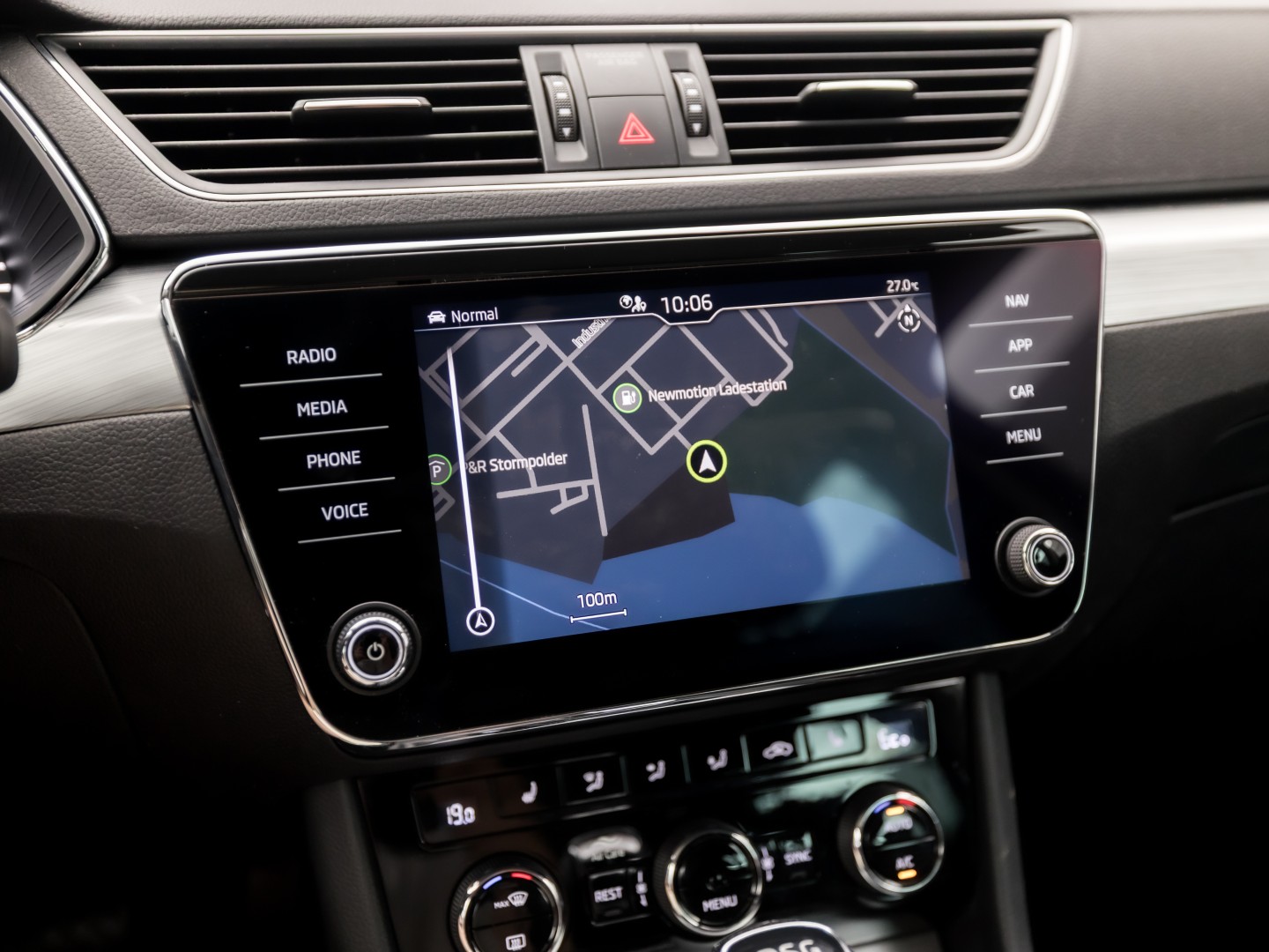 Škoda Superb Combi 1.4 TSI iV Business Sport 218Pk Automaat (VIRTUAL COCKPIT, APPLE CARPLAY, GROOT NAVI, CAMERA, STOELVERWARMING, SPORTSTOELEN, KEYLESS, ADAPTIVE CRUISE, GETINT GLAS, NIEUWSTAAT)