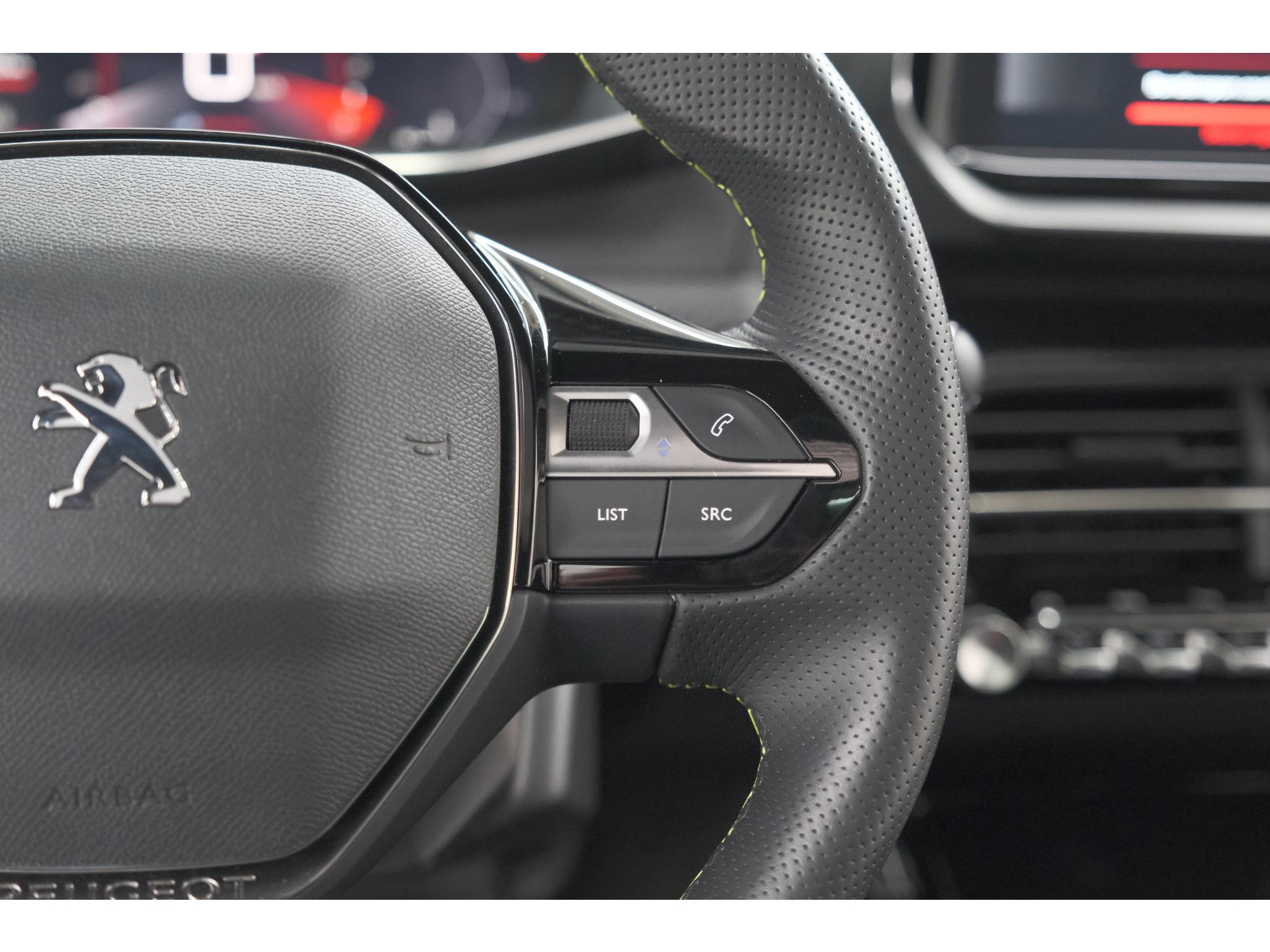 Peugeot 2008 PureTech 130 GT | Elektrisch Panoramadak | Camera | Dodehoekdetectie | Navigatie
