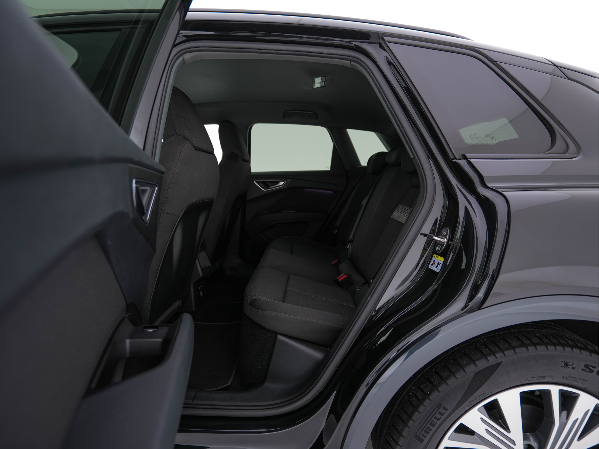 Audi Q4 e-tron 40 Launch edition Advanced Plus 77 kWh (3-Fase-11 kW) {SOH-93%} (INCL-BTW) *HEATPUMP | ADAPT-CRUISE | MATRIX-LED | NAVI-FULLMAP | KEYLESS | CAMERA | DIGI-COCKPIT | DAB | AMBIENT-LIGHT | HEATED-SPORTSEATS | SHIFT-PADDLES | PRIVACY-GLASS | 19