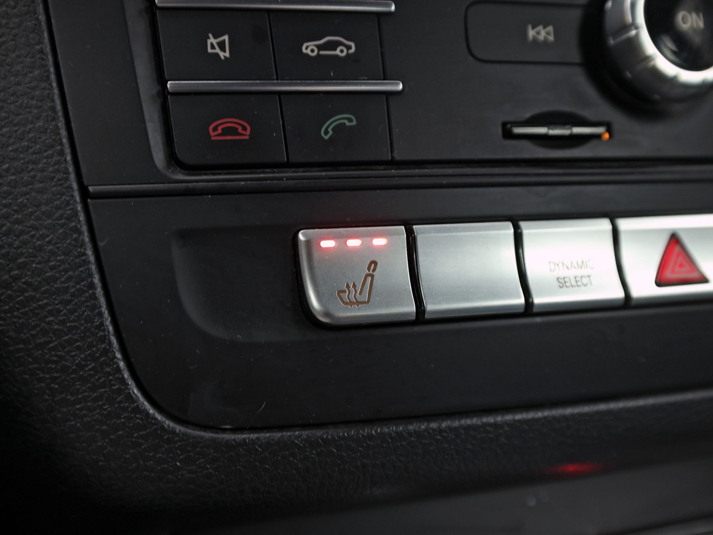 Mercedes-Benz B-klasse 180 Sport Automaat (GROOT NAVI, CAMERA, STOELVERWARMING, ZWART HEMEL, SPORTSTOELEN, CRUISE, KEYLESS START, NIEUWSTAAT)