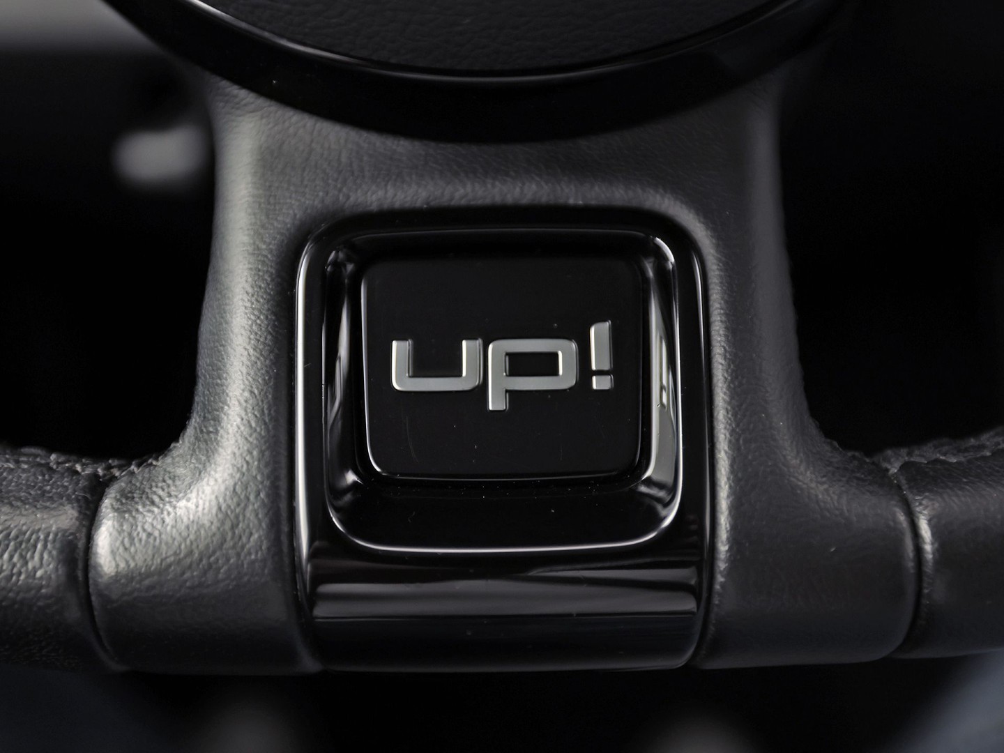 Volkswagen up! 1.0 high up! (NAVIGATIE, 5 DEURS, GETINT GLAS, LM VELGEN, SPORTSTOELEN, PARKEERSENSOREN, ELEK RAMEN, NIEUWSTAAT)