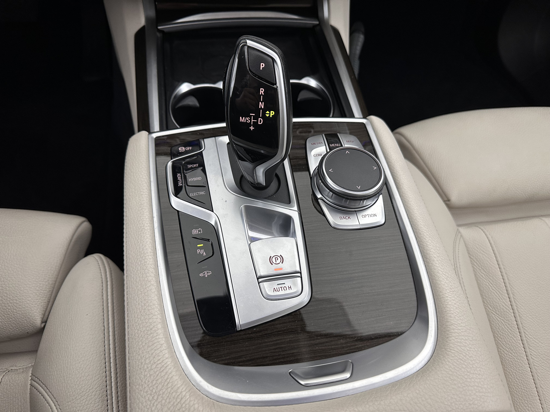 BMW 7-serie 745Le (Plug-in) (INCL-BTW) *PANO | LEATHER | FULL-LED | HEAD-UP | BLINDSPOT | MEMORY-PACK | DIGI-COCKPIT | KEYLESS | DAB+ | CAMERA | HEATED-COMFORTSEATS | AMBIENTLIGHT | CARPLAY | SHIFTPADDLES | 18''ALU*