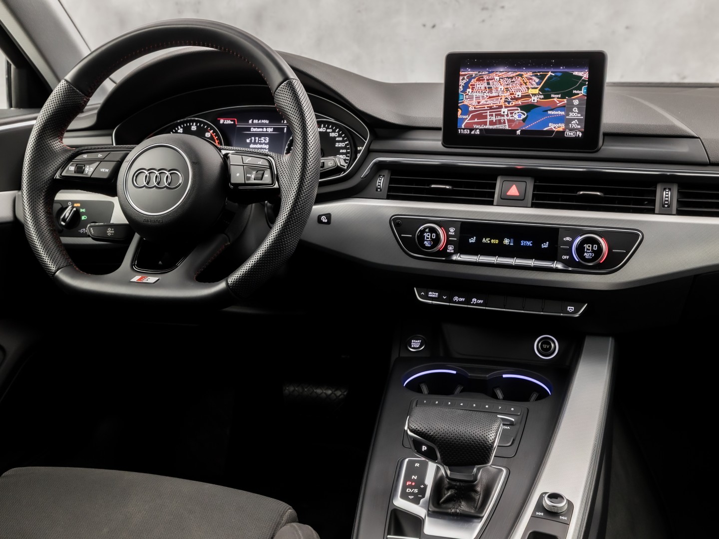 Audi A4 Avant 2.0 TFSI S-Line Sport 190Pk Automaat (NAVIGATIE, SFEERVERLICHTING, PLAT S-LINE SPORTSTUUR, GETINT GLAS, SPORTSTOELEN, CAMERA, TREKHAAK, NIEUWE APK, NIEUWSTAAT)
