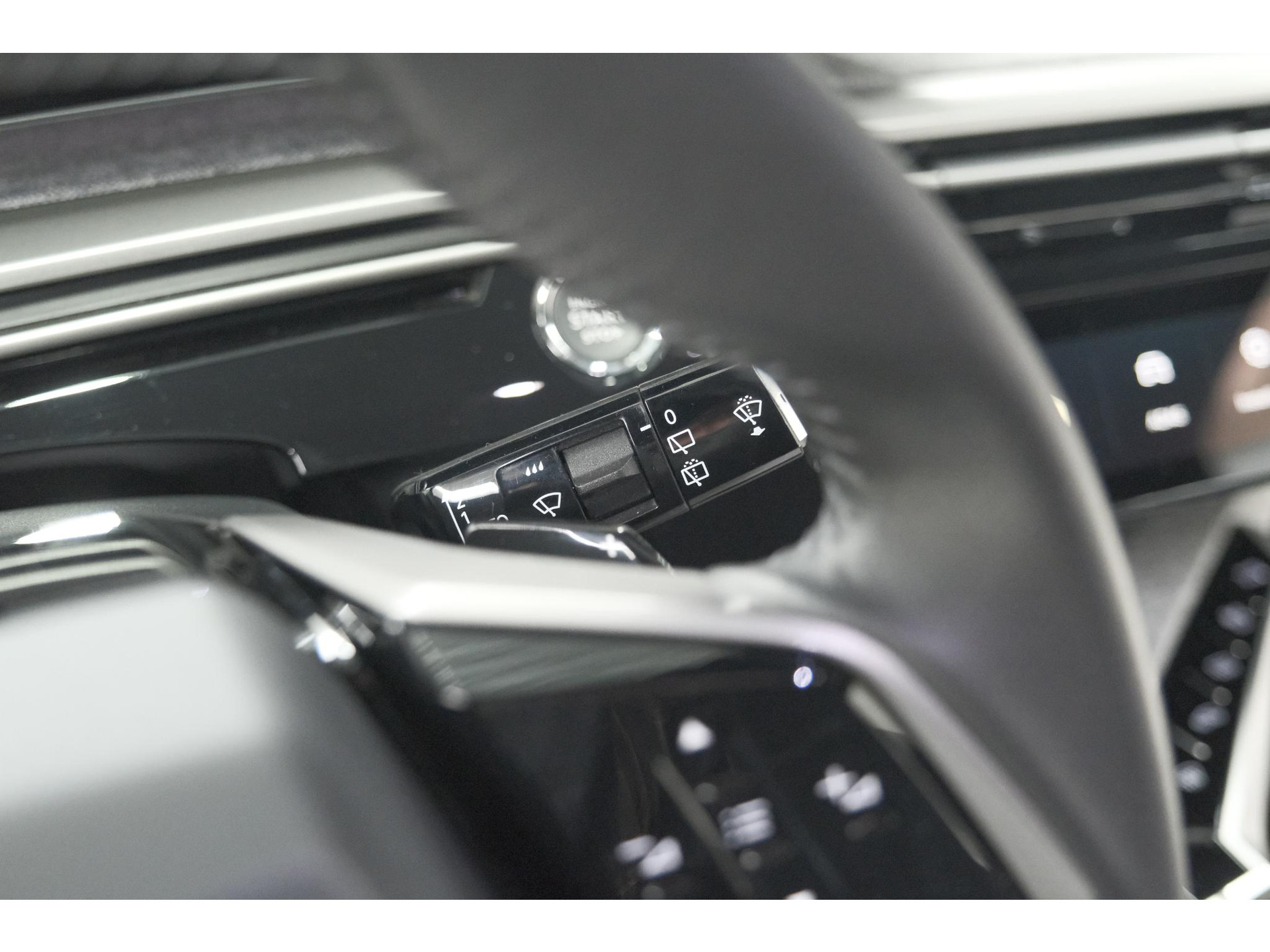 Peugeot 5008 Hybrid 136 e-DCS6 Allure | 7 Zitplaatsen | Camera | Stoelverwarming | Panoramic Navigation pack