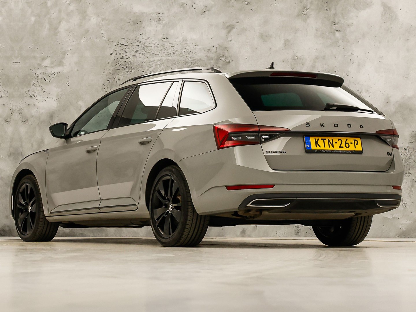 ŠKODA Superb Combi 1.4 TSI iV Sportline 218Pk Automaat (VIRTUAL COCKPIT, SOH 90,5%, APPLE CARPLAY, MEMORY SEATS, STOELVERWARMING ACHTER, GETINT GLAS, ADAPTIVE CRUISE, SFEERVERLICHTING, NIEUWE APK, NIEUWSTAAT)