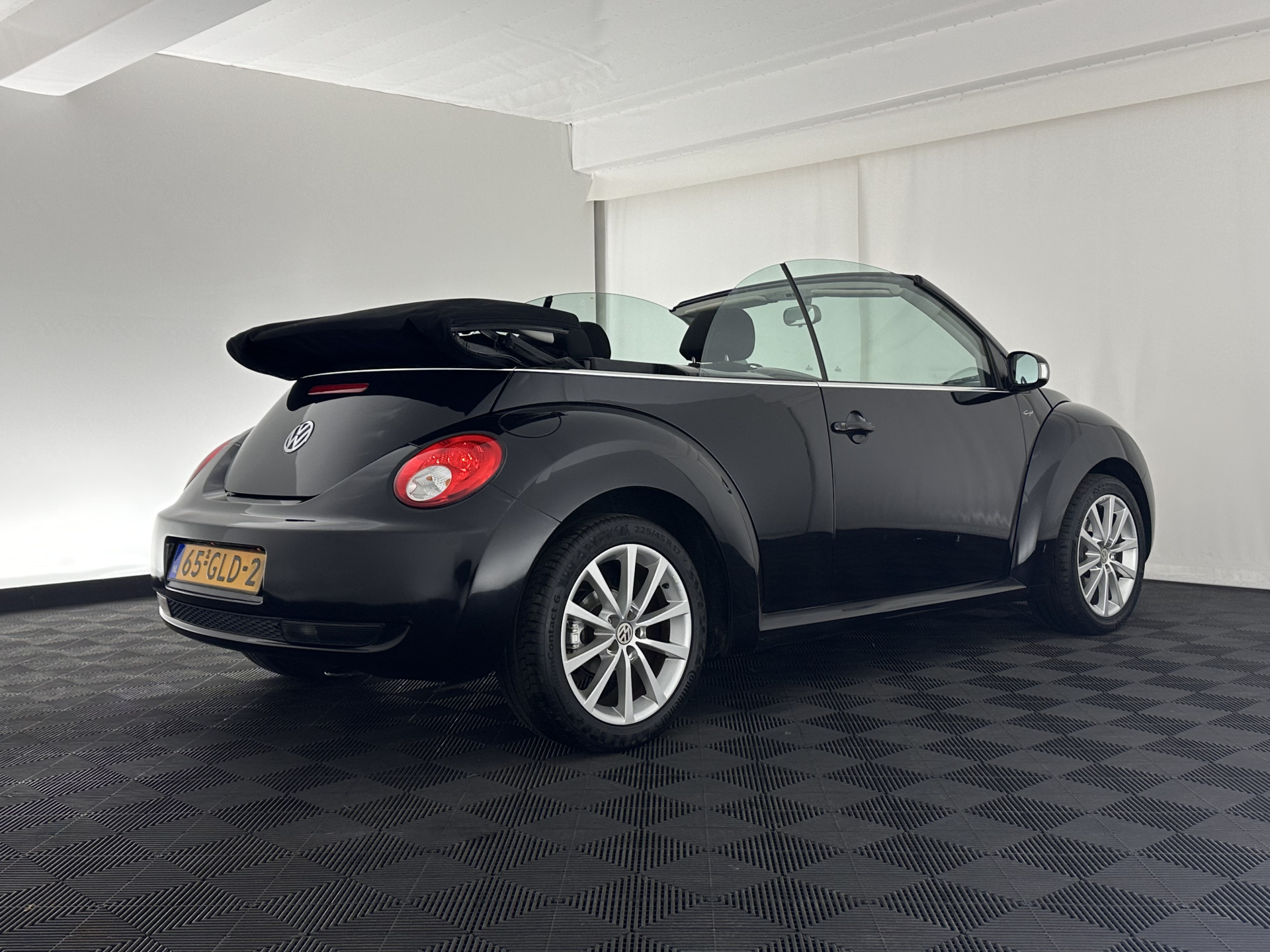 Volkswagen New Beetle Cabriolet 1.6 Highline *AIRCO | CRUISE | COMFORTSEATS | RADIO-CD/MP3 | 17''ALU*