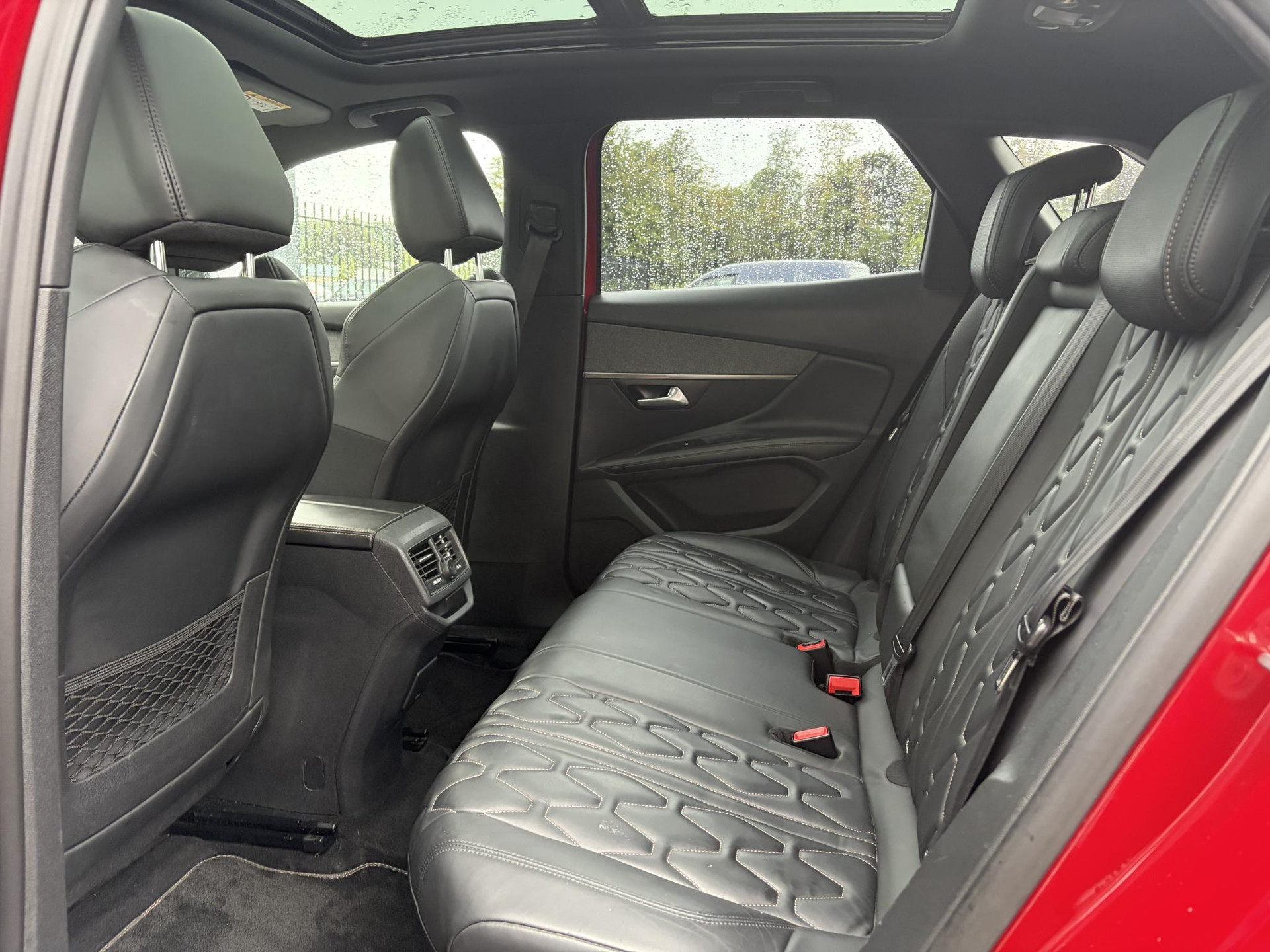 Peugeot 3008 1.2 PureTech GT Line ✓D-riem vv in 2026✓1e Eigenaar✓360 ° Camera✓Pano✓Massage stoel✓Draadloze telefoonlader✓Carplay✓Stoelvw✓Keyless✓Leder✓Navi✓Pdc V+A✓6 Bak✓Dealer Onderhouden✓Rijstrooksensor✓Dodehoeksensor✓19'' Lmv✓N.A.P✓Apk tot 09-2027