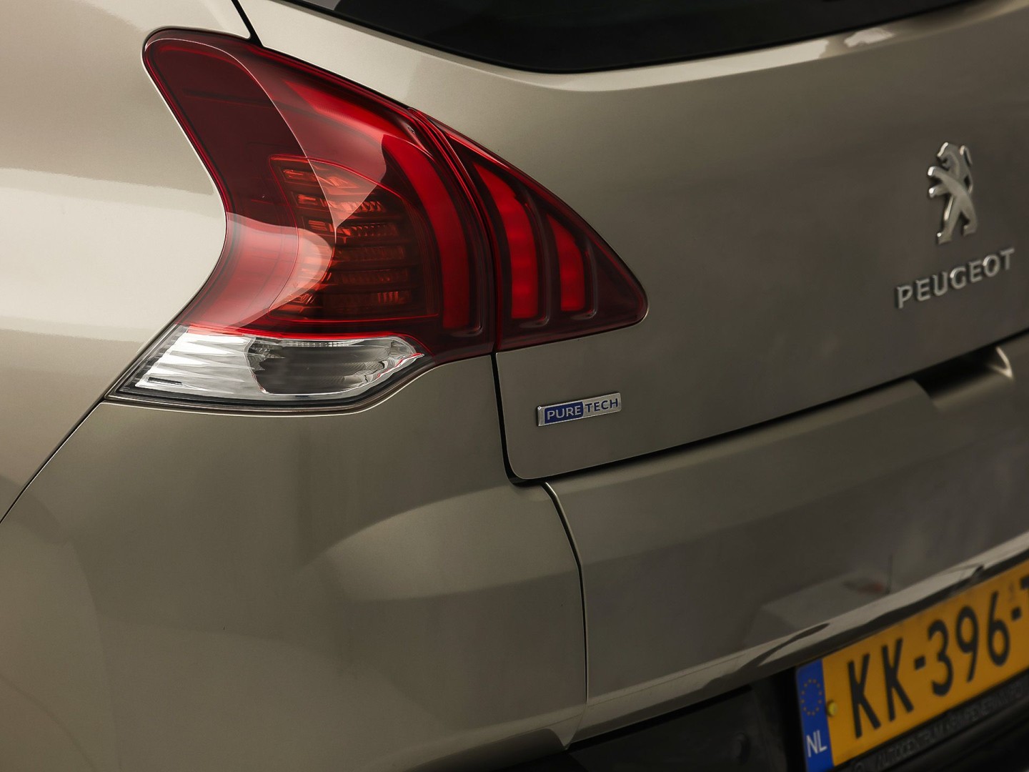 Peugeot 3008 1.2 PureTech Sport (PANORAMADAK, NAVIGATIE, CLIMATE, GETINT GLAS, SPORTSTOELEN, CRUISE, PARKEERSENSOREN, NIEUWSTAAT)