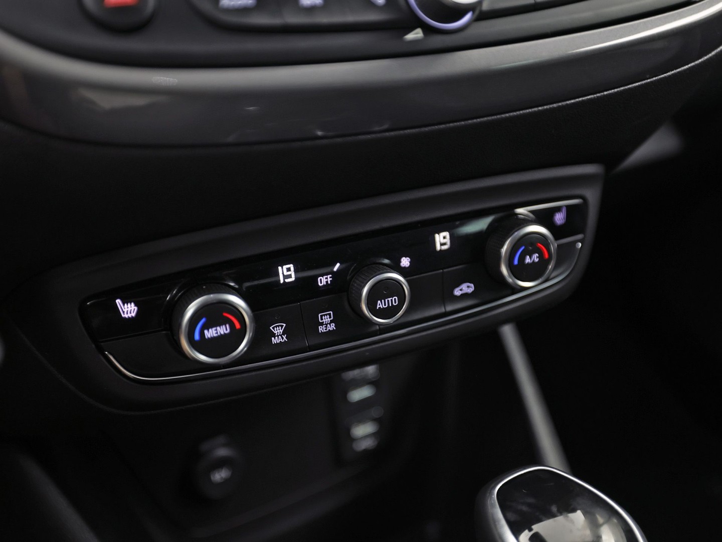 Opel Crossland X 1.2 Turbo Innovation Sport Automaat (APPLE CARPLAY, GROOT NAVI, CLIMATE, STUUR/STOELVERWARMING, SPORTSTOELEN, LEDER, GETINT GLAS, PARKEERSENSOREN, NIEUWSTAAT)
