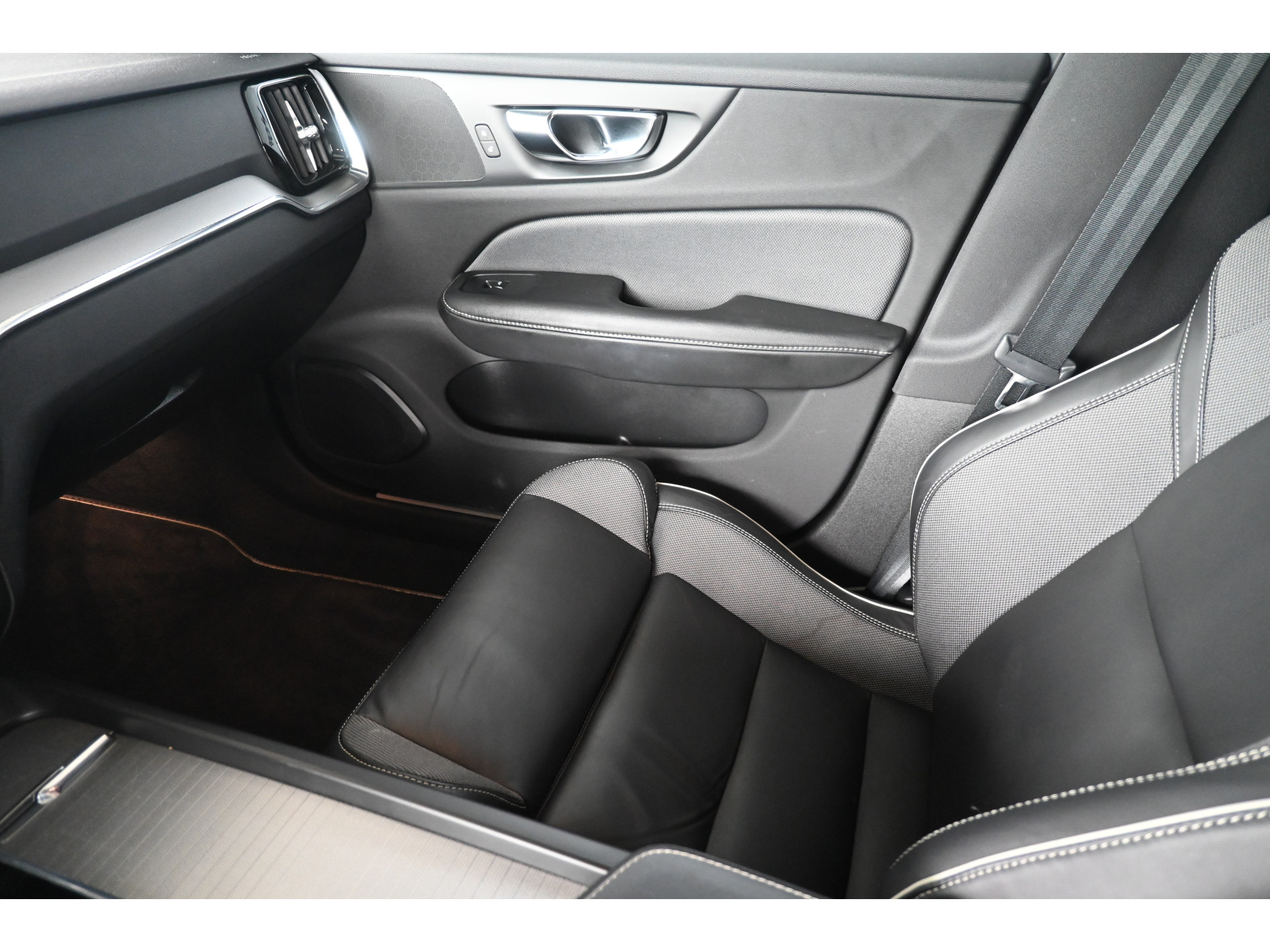 Volvo V60 2.0 B4 R-Design Navigatie Carplay Stoel/Stoelverwarming Virtual Goed Onderhouden! Inruil Mogelijk!