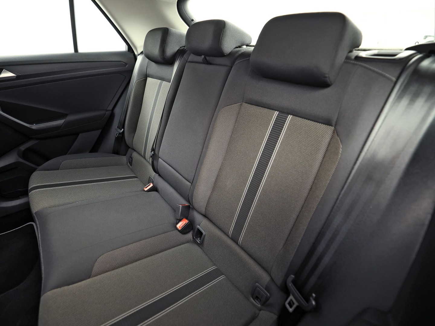 Volkswagen T-Roc 1.0 TSI Sport (APPLE CARPLAY, GROOT NAVI, CLIMATE, STOELVERWARMING, TREKHAAK, SPORTSTOELEN, PARKEERSENSOREN, ADAPTIVE CRUISE, NIEUWSTAAT)