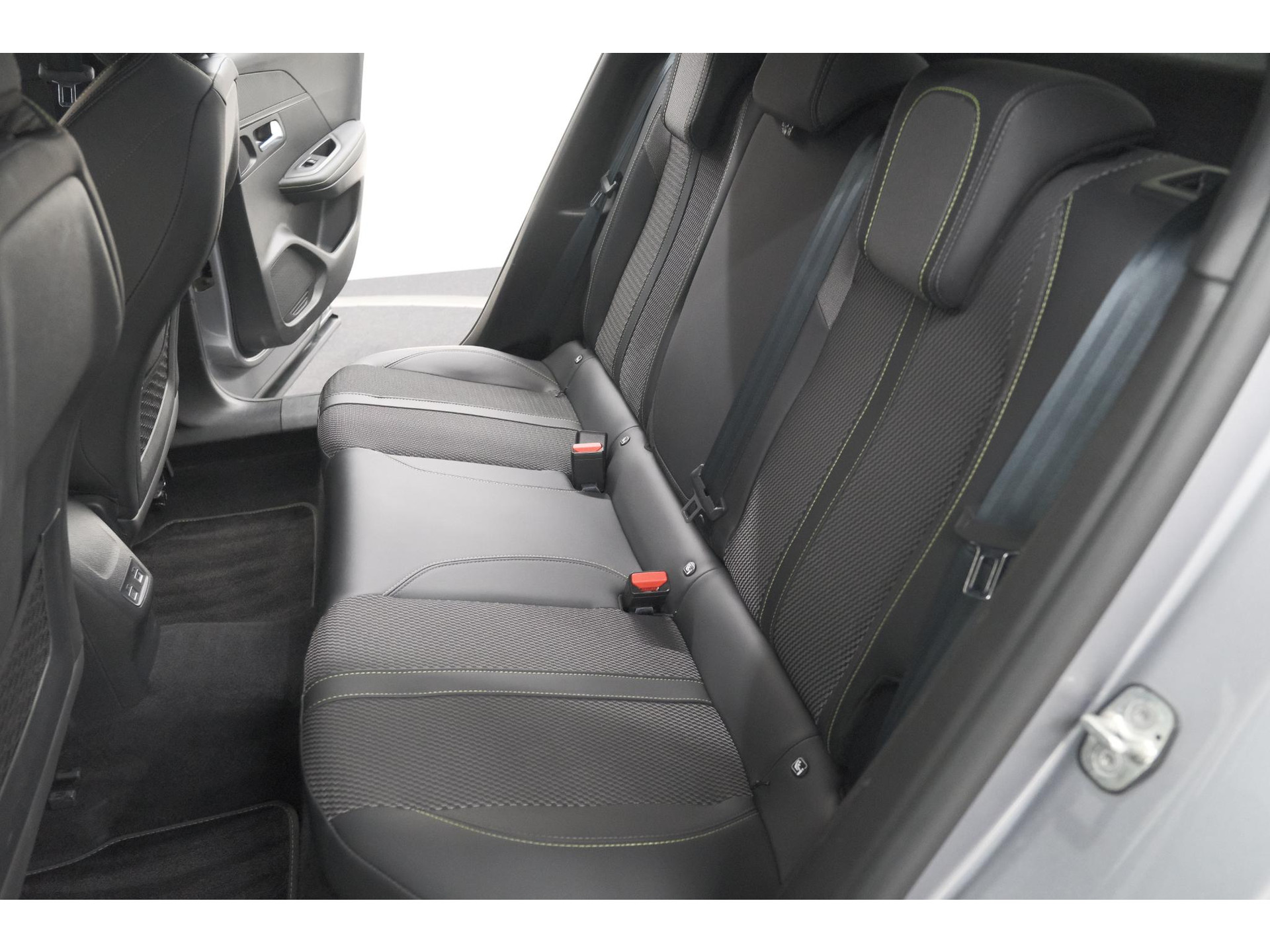 Peugeot 2008 Hybrid 145 e-DCS6 GT | Camera | Apple Carplay | Parkeersensoren