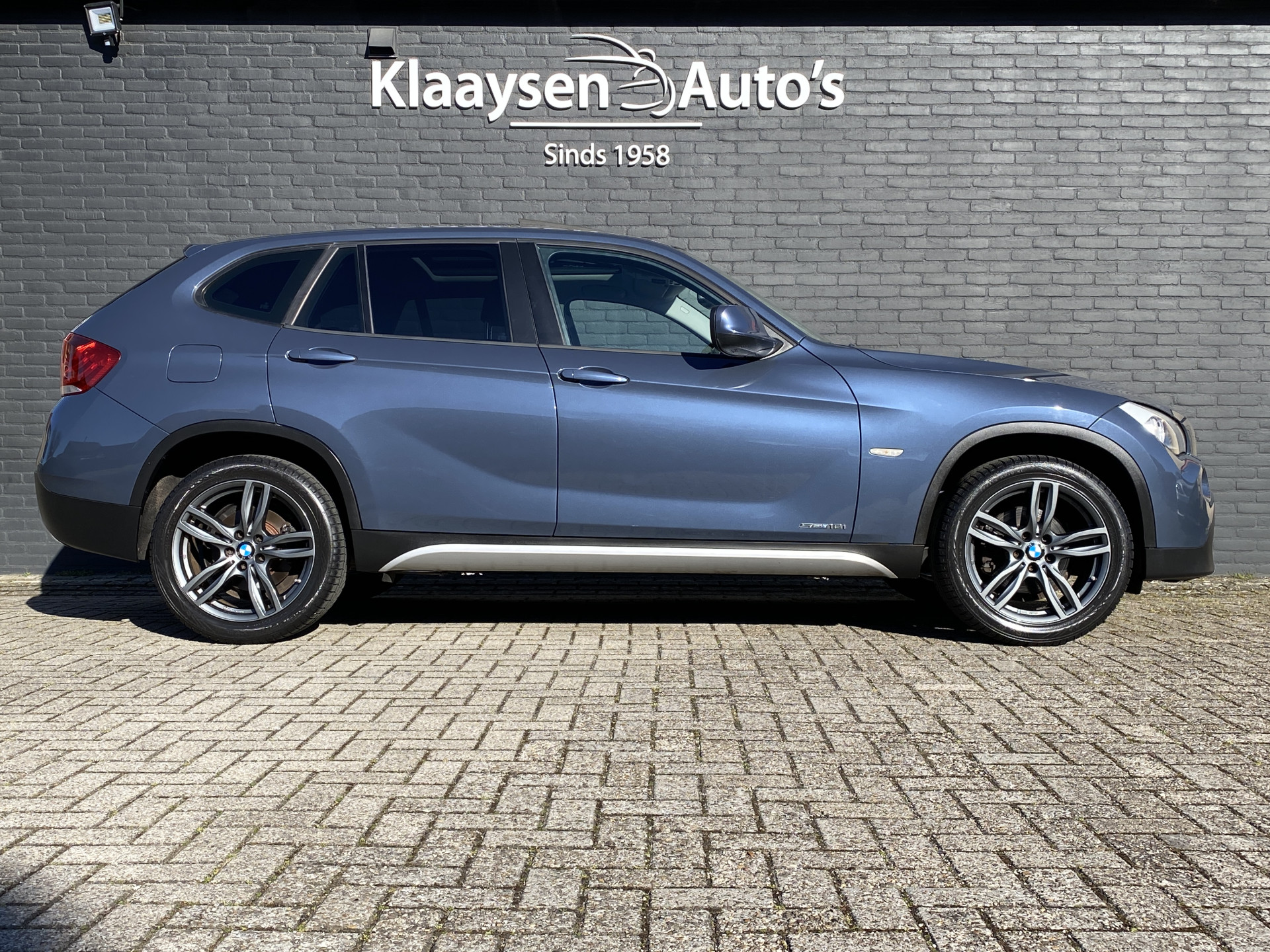 BMW X1 sDrive18i Executive AUT. | navigatie | panoramadak | sportstoelen | xenon verlichting | lichtmetalen velgen 18 inch