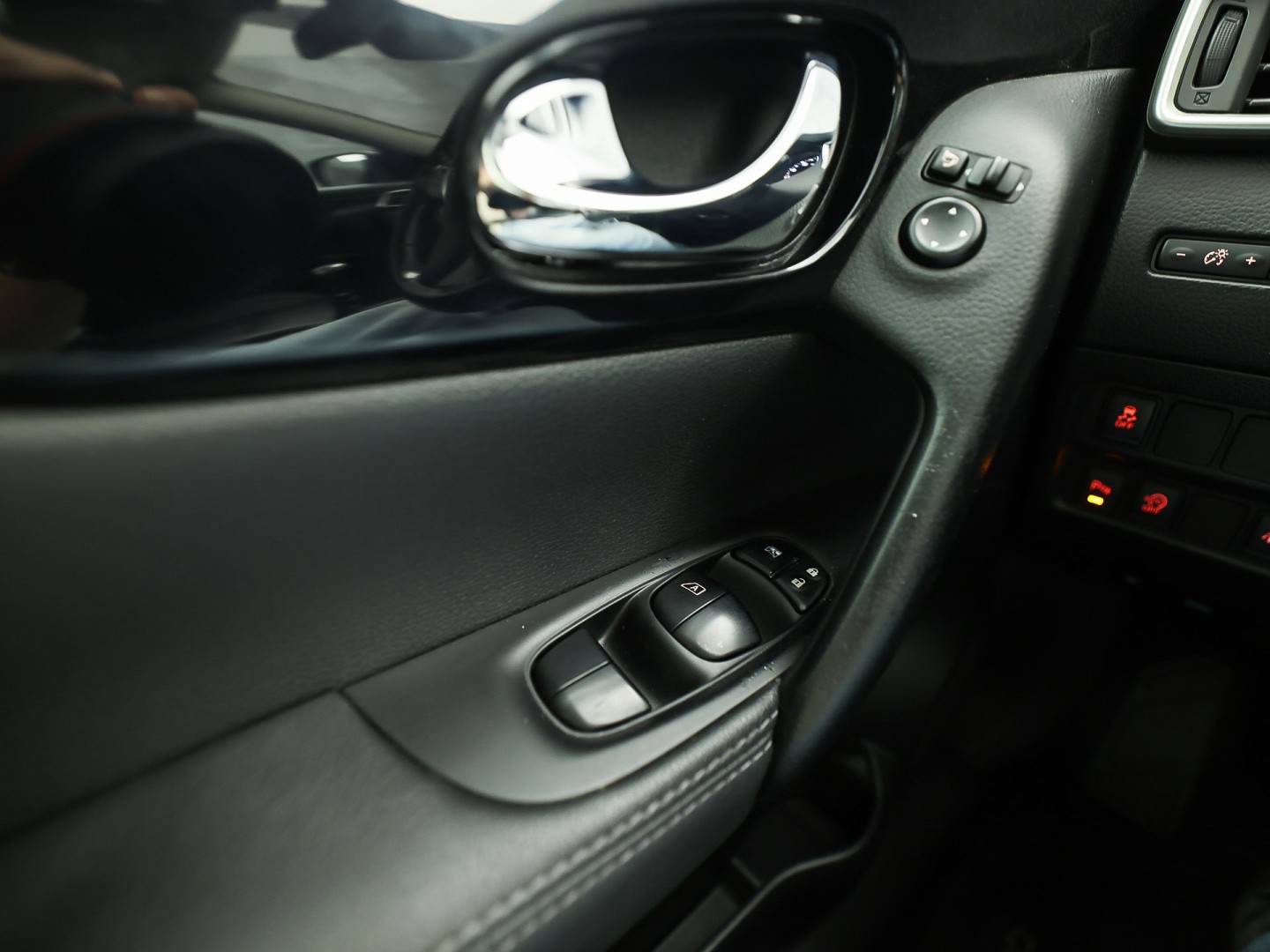 Nissan Qashqai 1.6 Tekna Sport (PANORAMADAK, NAVIGATIE, 360 CAMERA, LEDER, ELEK SPORTSTOELEN, GETINT GLAS, CRUISE, NIEUWSTAAT)