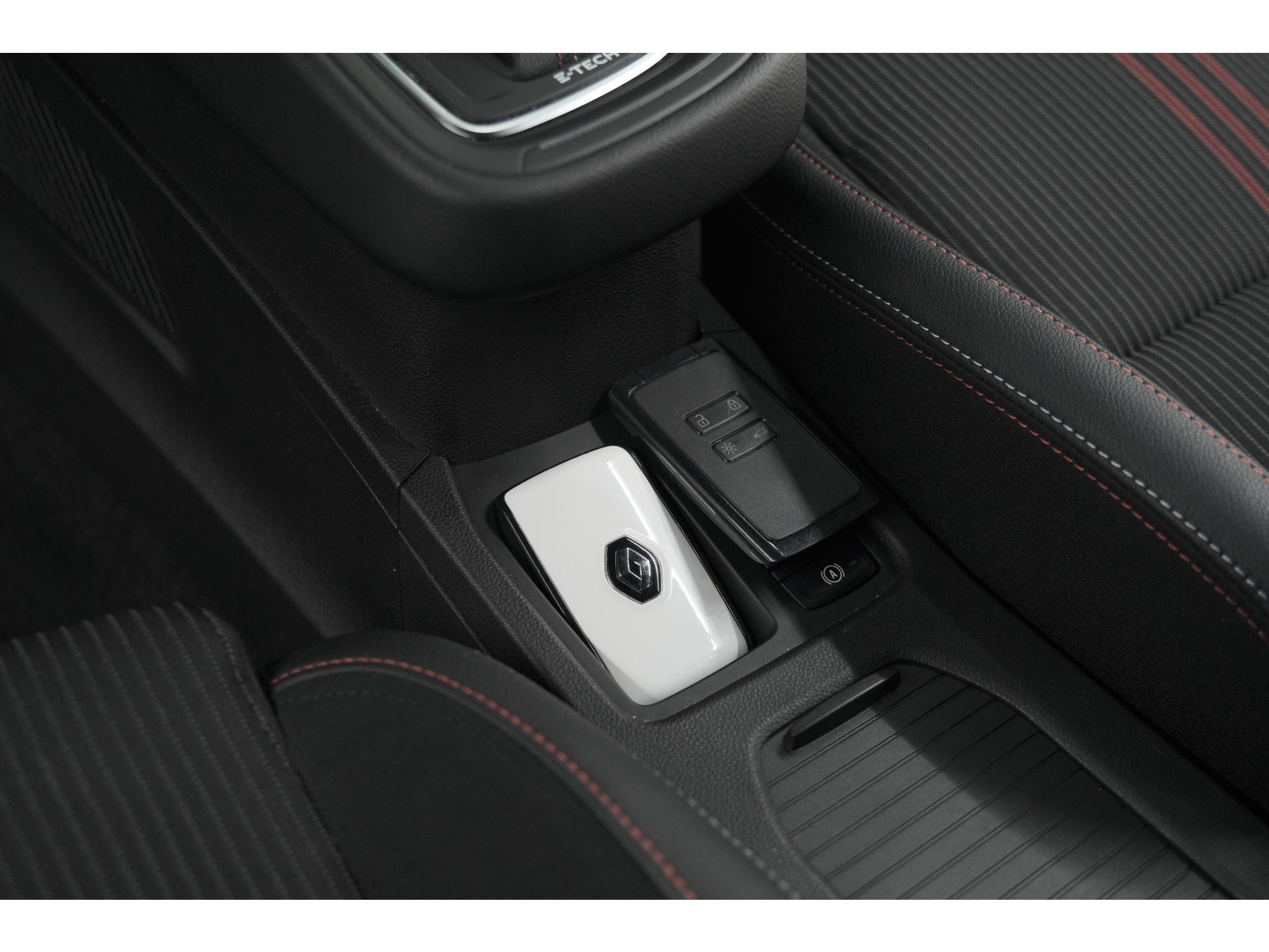 Renault Clio 1.6 E-Tech Hybrid 140 R.S. Line | 360 Camera | Apple Carplay | 9.3 Inch Groot Scherm | Sportstoelen