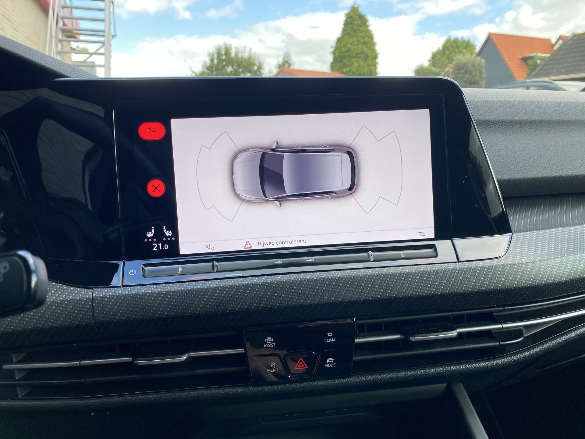 Volkswagen Golf 1.5 eTSI R-Line AUT. | dealer onderh. | panoramadak | stoel-/stuurverw. | keyless | trekhaak | carplay