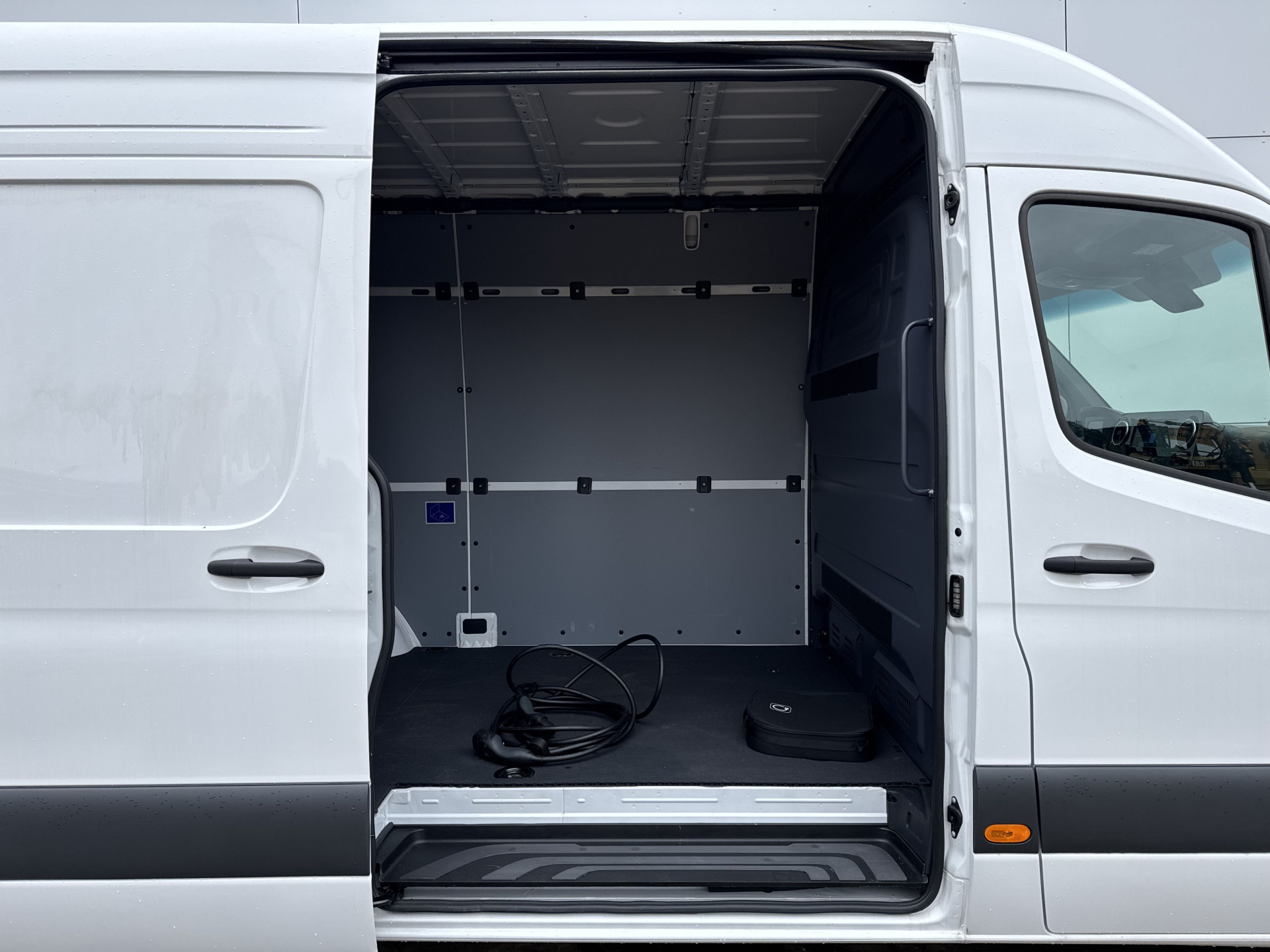 Mercedes-Benz eSprinter 314 Pro 81kWh L2H2 313km WLTP 2000kg Trekvermogen 115kw Snelladen Adaptieve Cruise Widescreen Camera