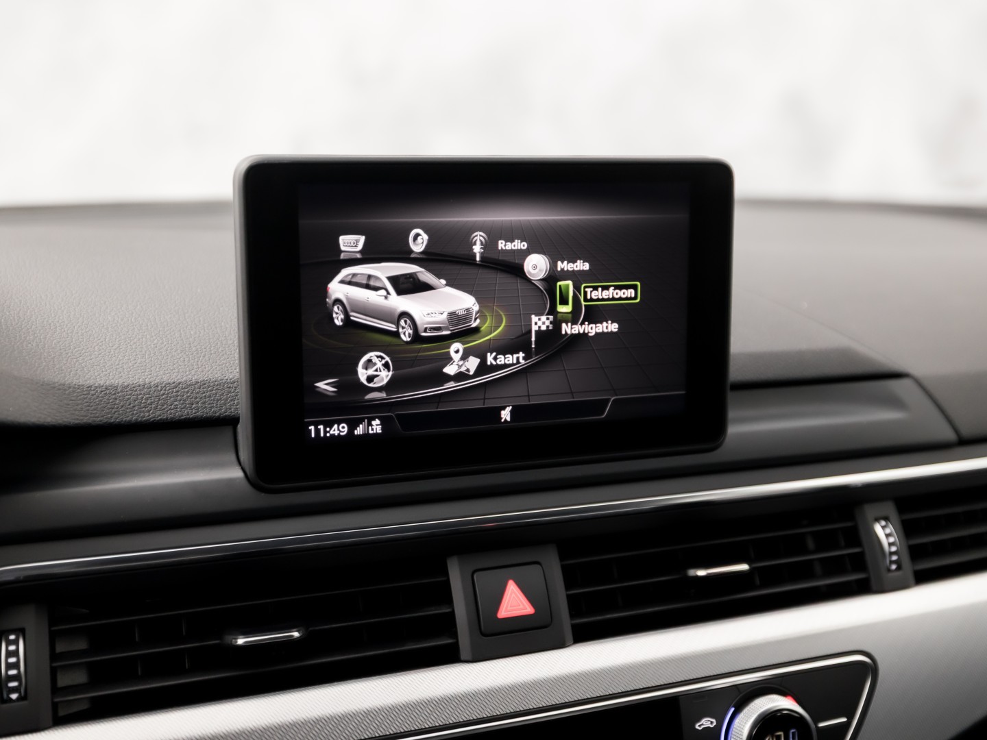 Audi A4 Avant 2.0 TFSI S-Line Sport 190Pk Automaat (NAVIGATIE, SFEERVERLICHTING, PLAT S-LINE SPORTSTUUR, GETINT GLAS, SPORTSTOELEN, CAMERA, TREKHAAK, NIEUWE APK, NIEUWSTAAT)