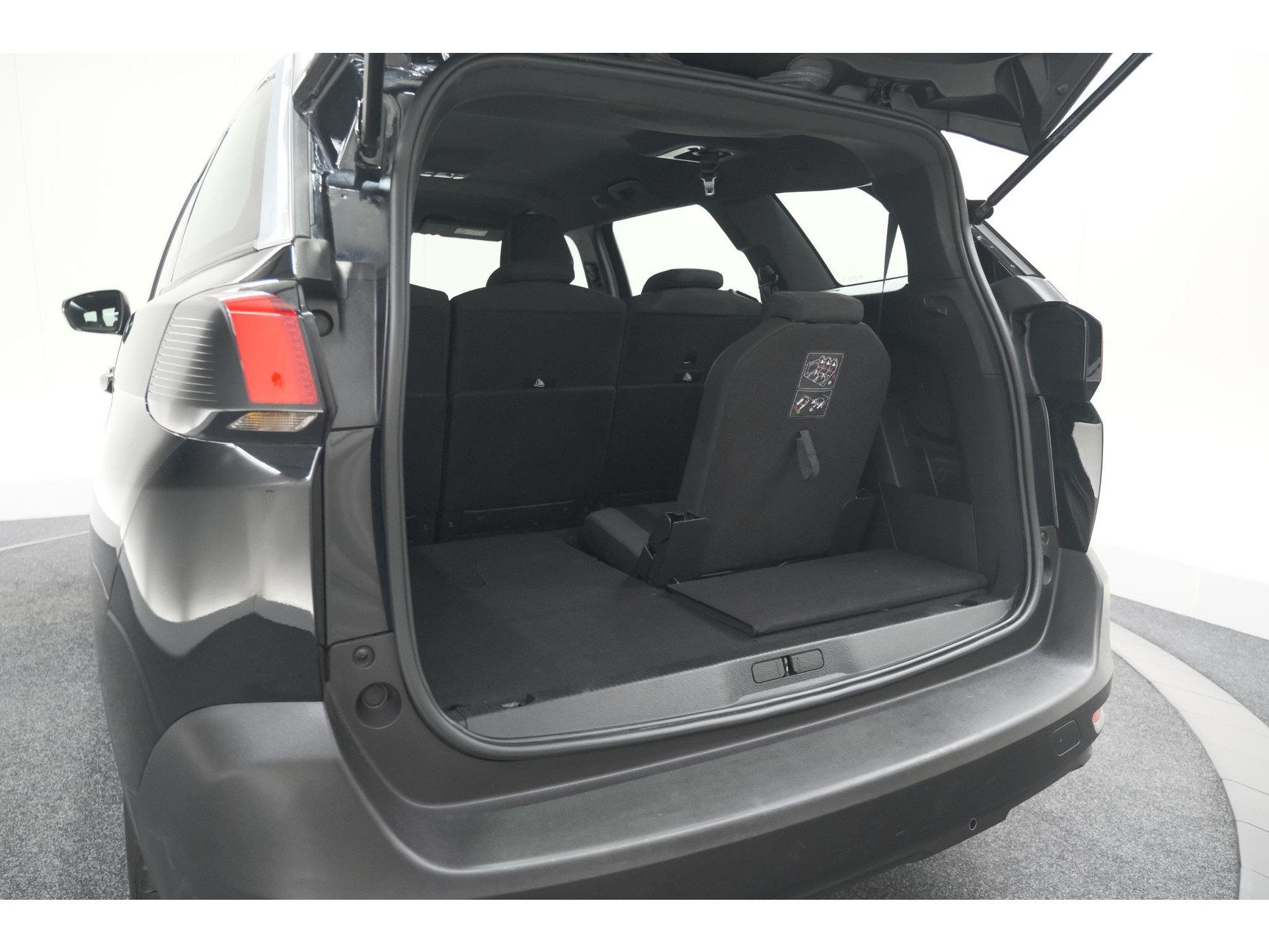 Peugeot 5008 PureTech 130 EAT8 Active Pack Business | 7 Zitplaatsen | Camera | Navigatie | Apple Carplay | Parkeersensoren