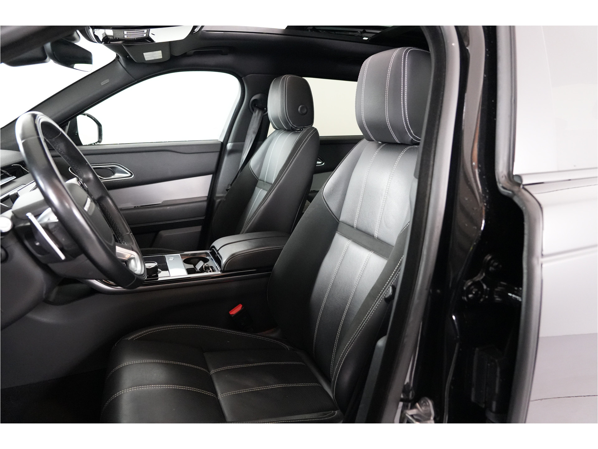 Land Rover Range Rover Velar 2.0 I4 Turbo 300 pk AWD R-Dynamic SE | Pano | Trekhaak | El. Stl. verst. | Massage | Leder | Inparkeer |e | Stl. verw. |