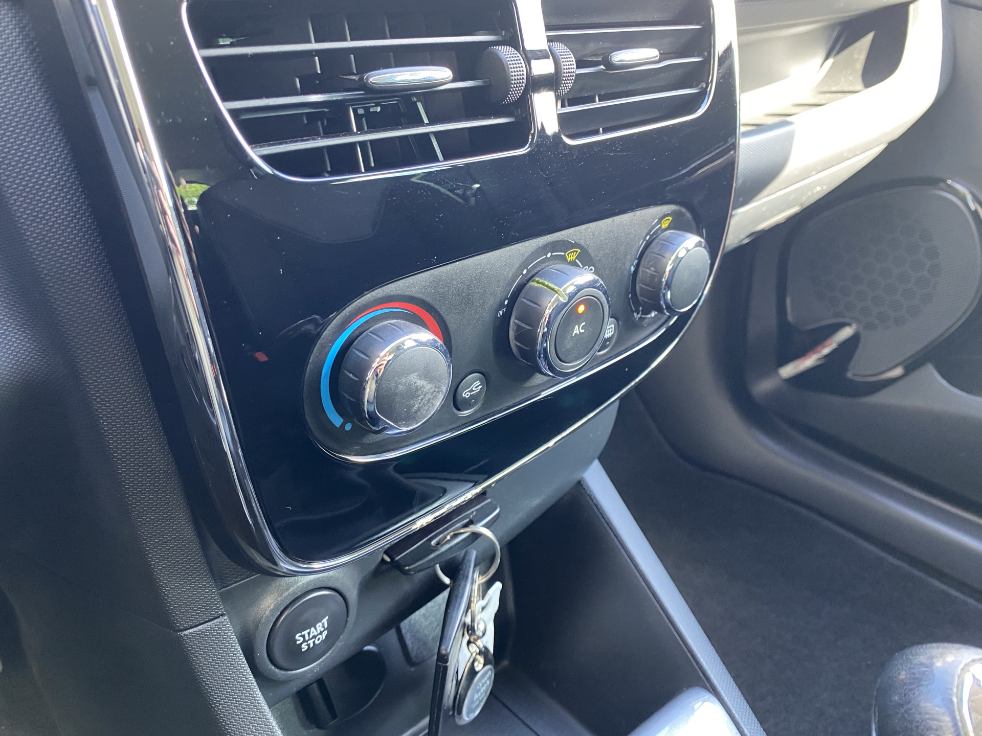 Renault Clio 0.9 TCe ECO Night&Day 90 pk | dealer onderh. | navigatie | cruise control | parkeersensor | privacy glas | airco | NL auto