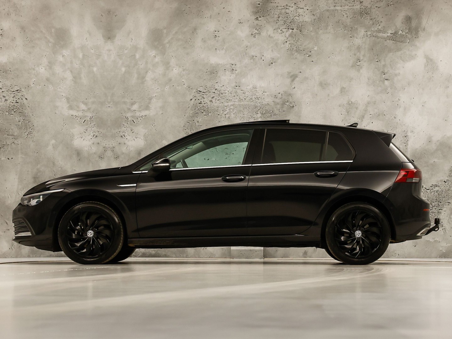 Volkswagen Golf 1.5 TSI Sport (PANORAMADAK, BLACK PACK, APPLE CARPLAY, GROOT NAVI, CAMERA, MEMORY SEAT, STOELVERWARMING, ALCANTARA, GETINT GLAS, TREKHAAK, NIEUWSTAAT)