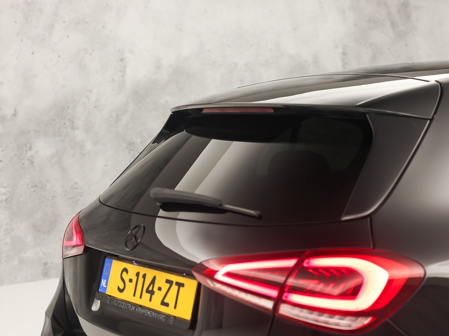 Mercedes-Benz A-Klasse 200 AMG Sport 163Pk Automaat (PANORAMADAK, APPLE CARPLAY, GROOT NAVI, SFEERVERLICHTING, CAMERA, SPORTSTOELEN, LEDER, GETINT GLAS, STOELVERWARMING, NIEUWSTAAT)