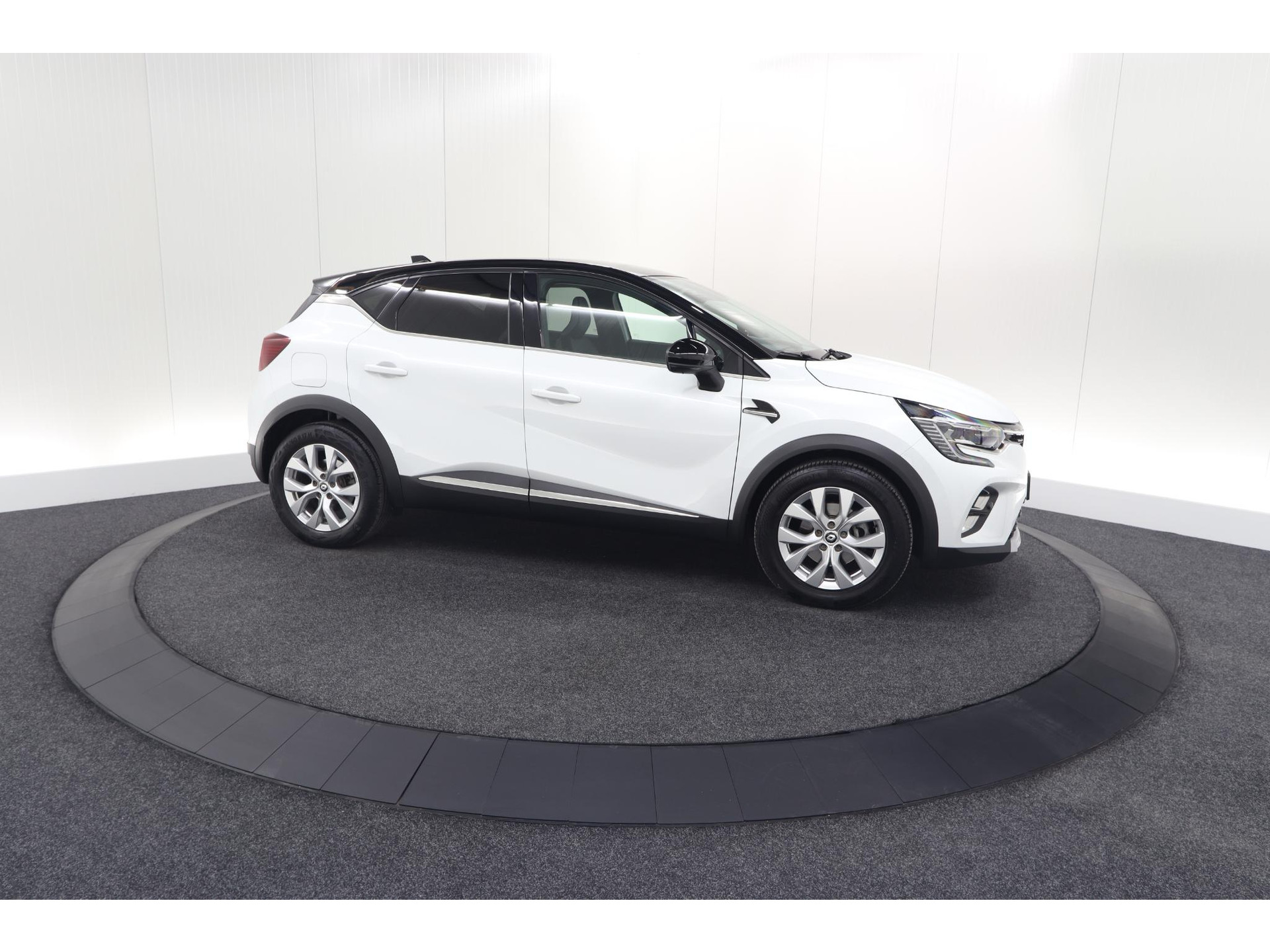 Renault Captur 1.6 E-Tech Plug-in Hybrid 160 Intens | Trekhaak | Camera | Adaptieve Cruise Control | Dodehoekdetectie