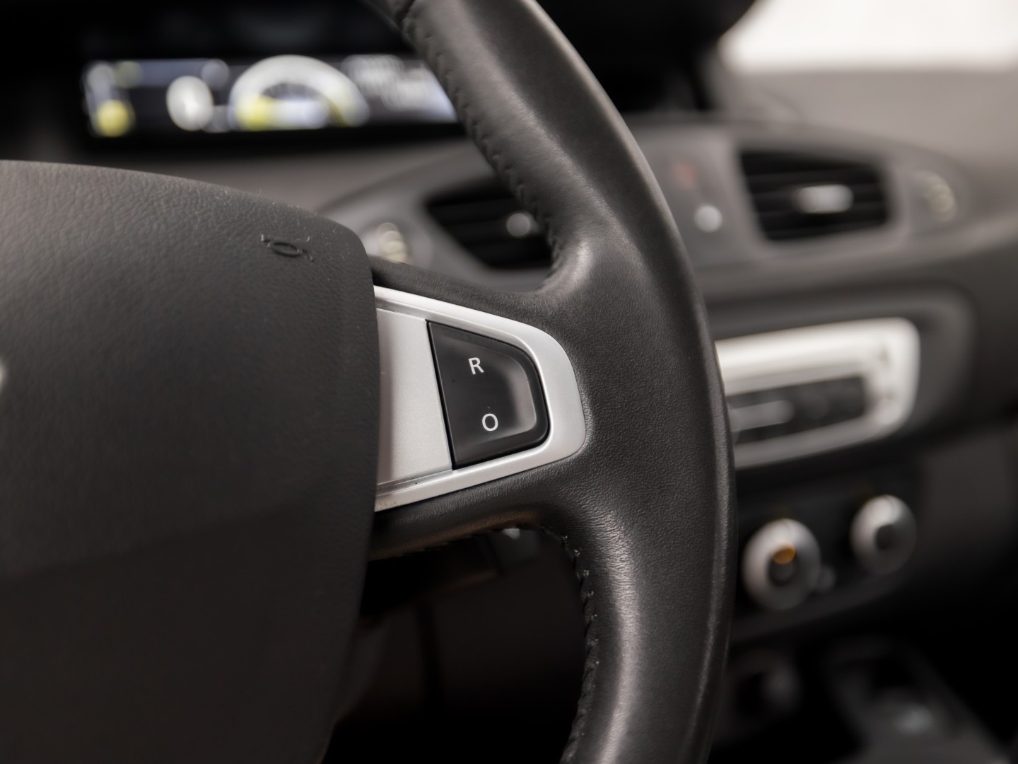 Renault Scénic 1.6 Sport (NAVIGATIE, AIRCO, CRUISE, TREKHAAK, SPORTSTOELEN, NIEUWE APK, NIEUWSTAAT)